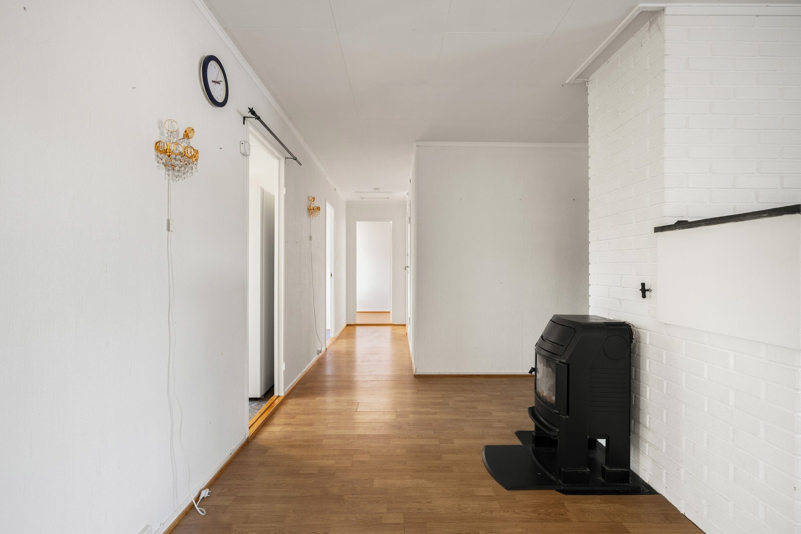 Kjøkkenet er adskilt i eget rom ved stuen. Soverommene er tilbaketrukket rundt gangen innenfor. Galleribilde