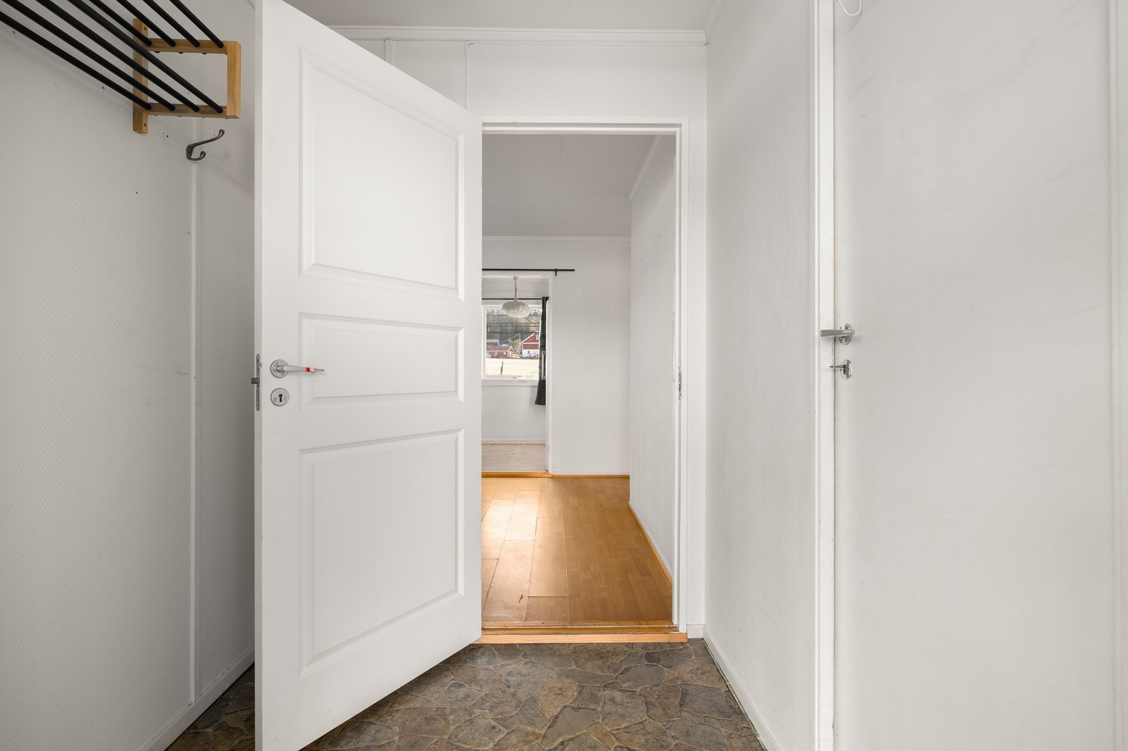 Mens badet har adkomst fra gangen utenfor soverommene, er vaskerommet tilknyttet entreen. Galleribilde