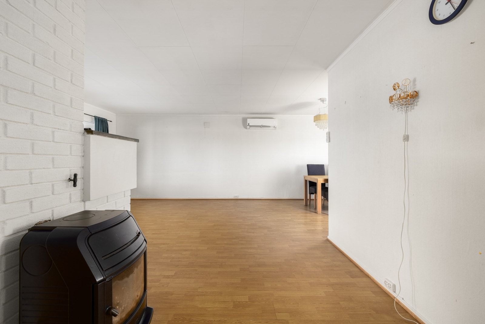 I stuen er det både varmepumpe, vedovn og åpen gruepeis. Galleribilde