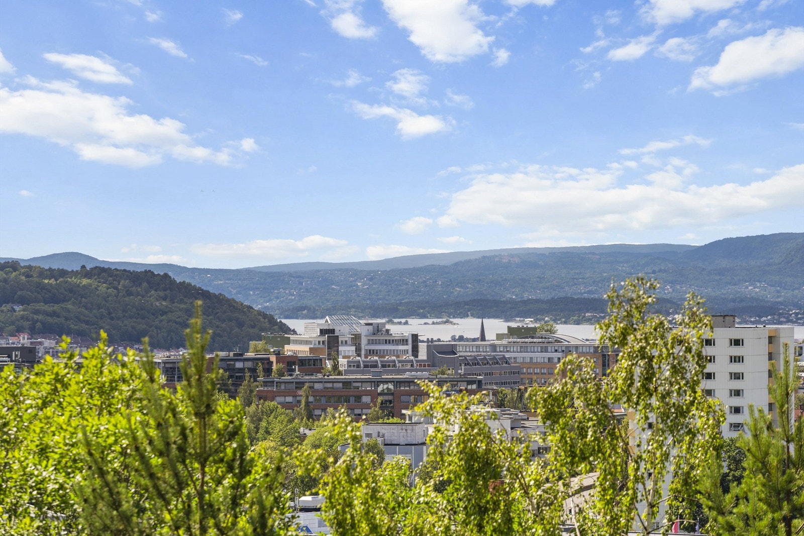 Fjorden og Oslo sentrum - meget god utsikt fra balkongen. Galleribilde