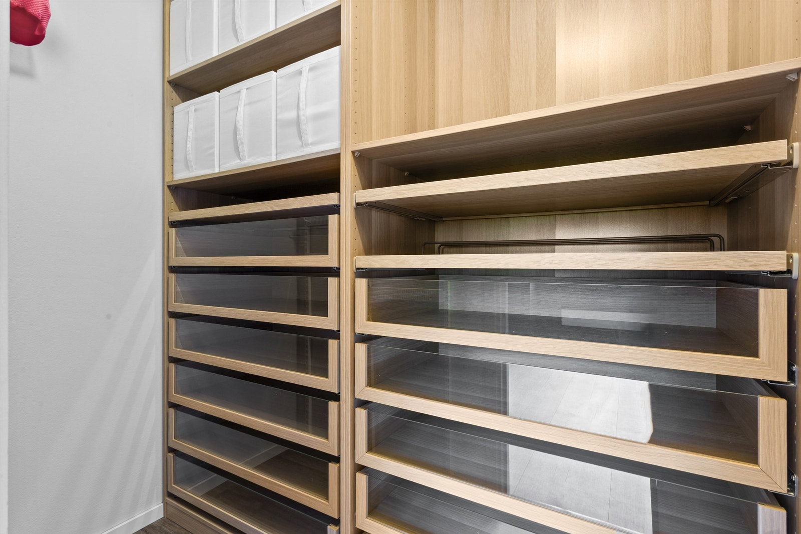 Meget god garderobe i "walk in" garderoberommet Galleribilde