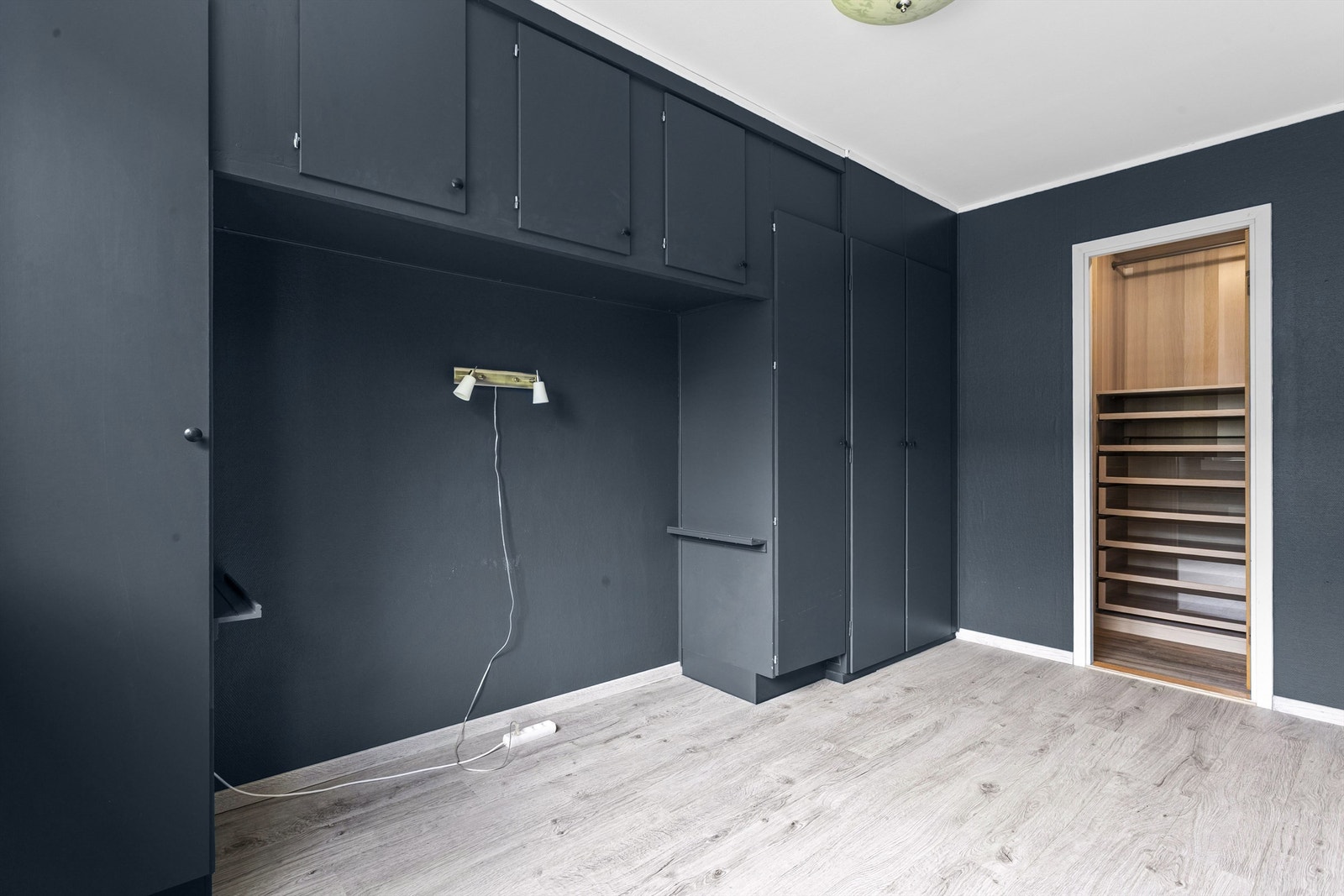 Meget god skapplass i tillegg til en "walk in" garderobe Galleribilde