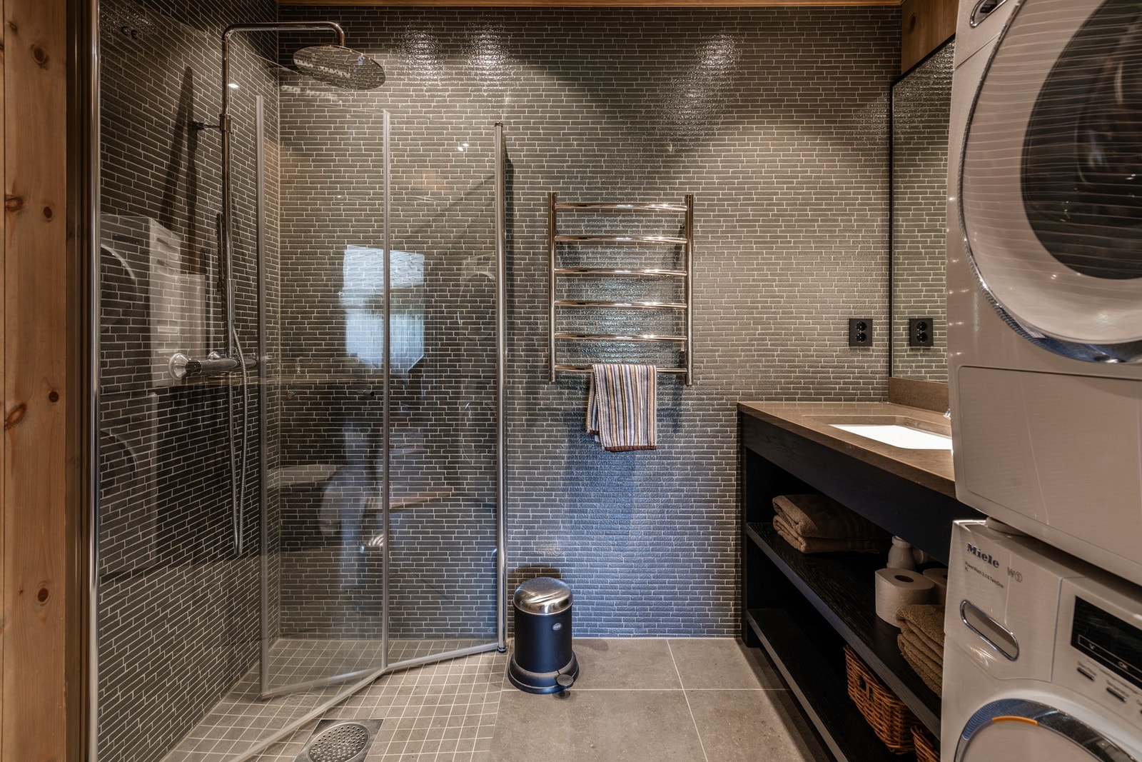 I gulvet er det elektriske varmekabler med termostat Galleribilde