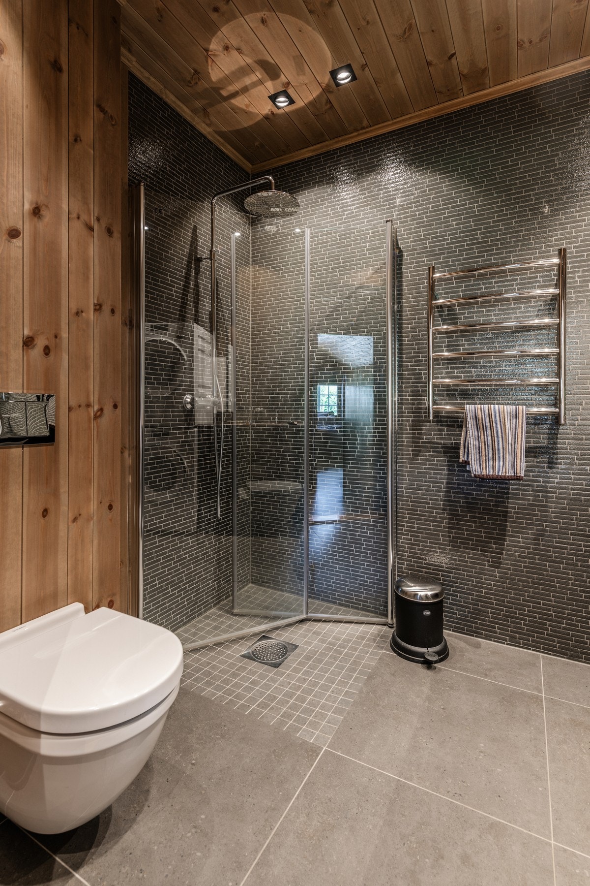 Stilrent bad med kermaisk flis i våtsone og på gulv Galleribilde