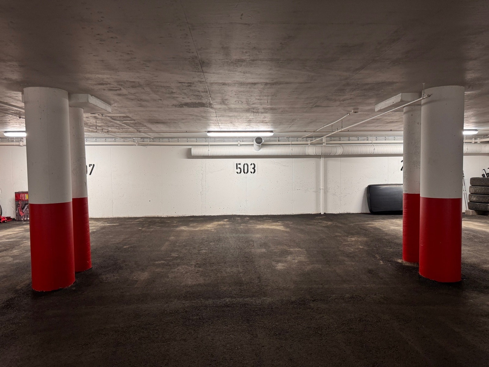 Med leiligheten følger fast garasjeplass (Nr. 503) med mulighet for etablering av ladepunkt for el-bil Galleribilde