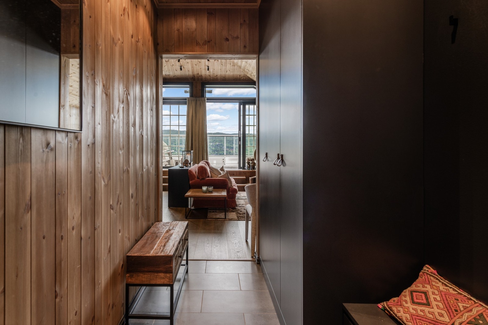 Entré med stort garderobeskap Galleribilde