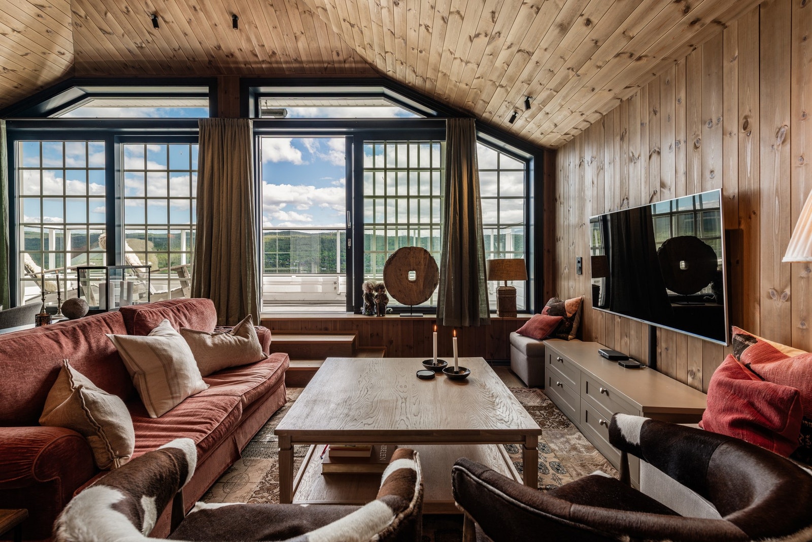 Lys og åpen stue med god takhøyde og flotte detaljer Galleribilde