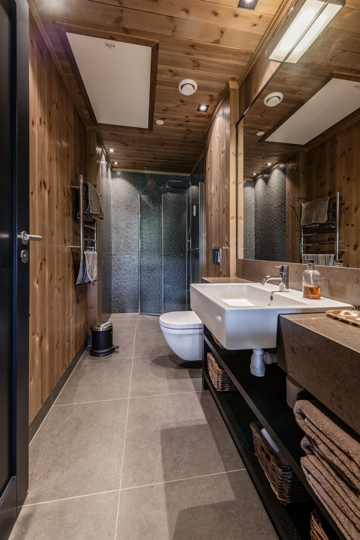 I gulvet er det elektriske varmekabler med termostat Galleribilde