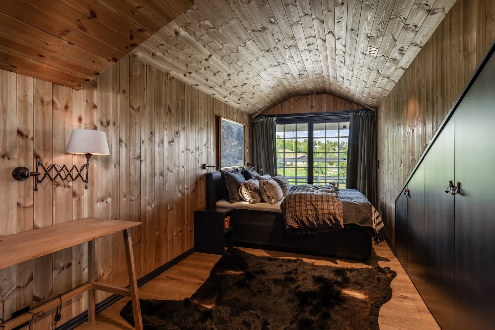 Fra soverommet har man utgang til innglasset balkong på 4 kvm Galleribilde