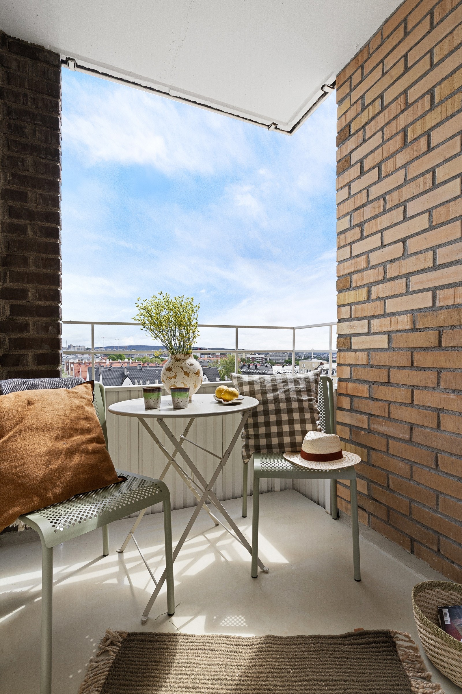 Fra stuen har du utgang til en koselig østvendt balkong på ca. 3m². Balkongen er overbygget, har betongdekke på gulv og plass til en koselig sittegruppe. Siden balkongen er inntrukket sitter du usjenert og lunt til uten noe innsyn. Galleribilde