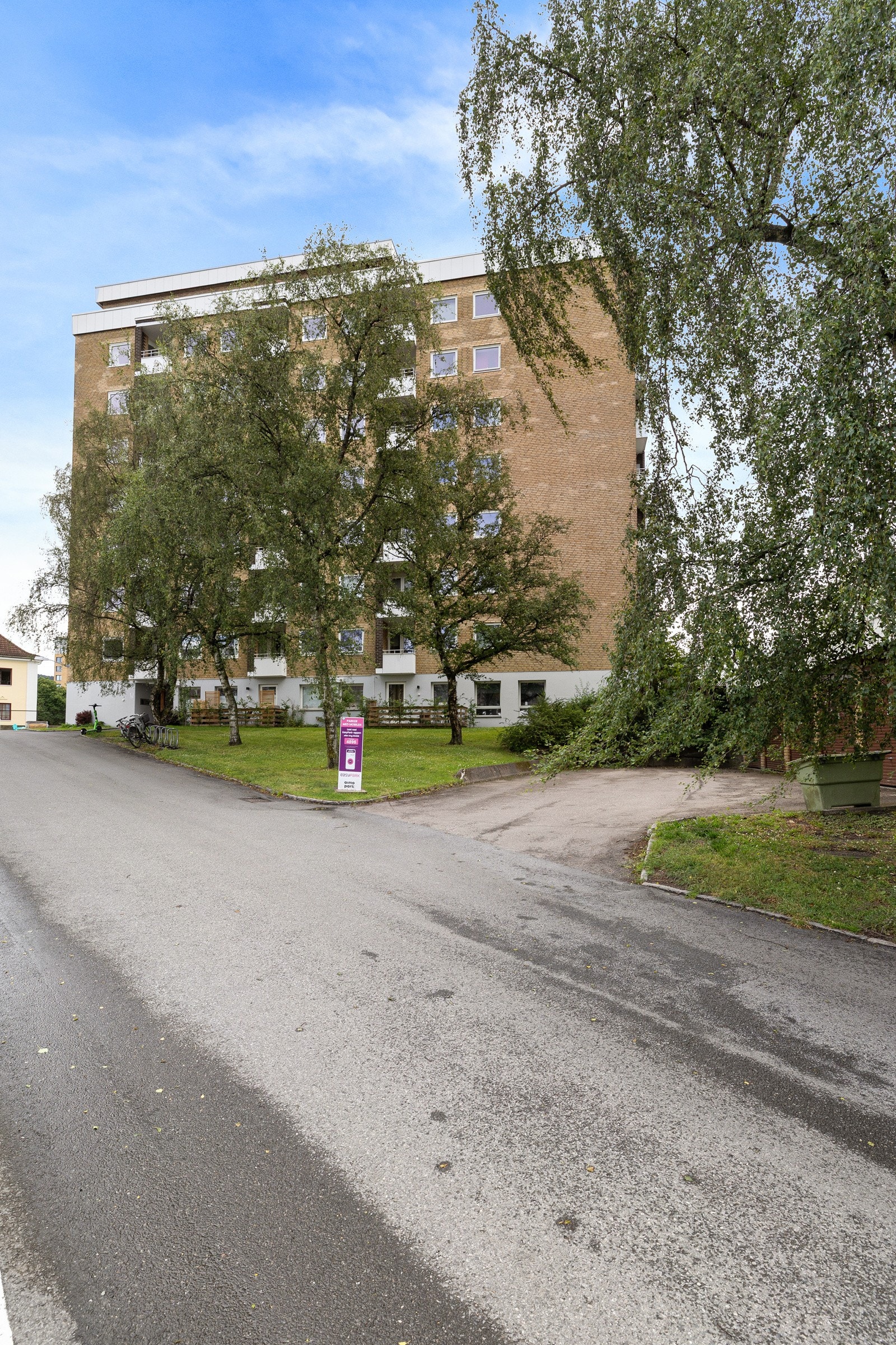 Det er flere koselige og populære kaféer/spisesteder i umiddelbar nærhet, samt gangavstand til BI og Storo Storsenter. Galleribilde