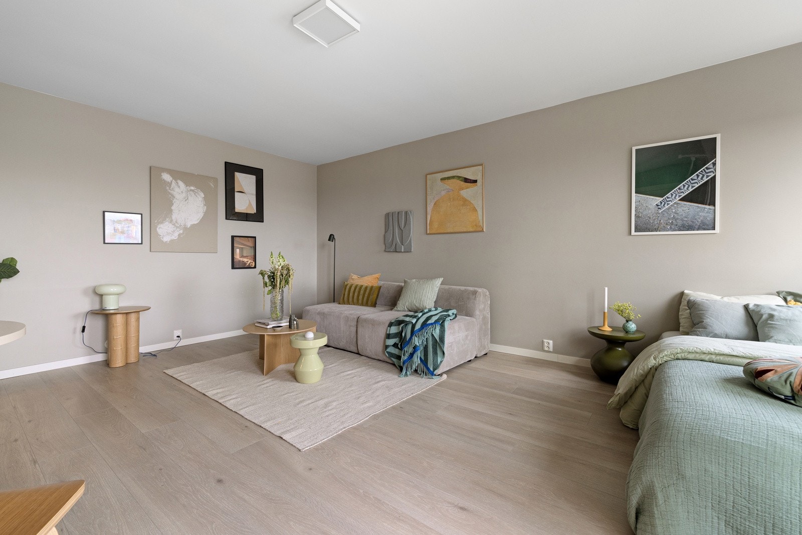 Stuen er romslig og kan innredes med både sofa med salongbord, mediemøblement, et spisebord og seng. Galleribilde