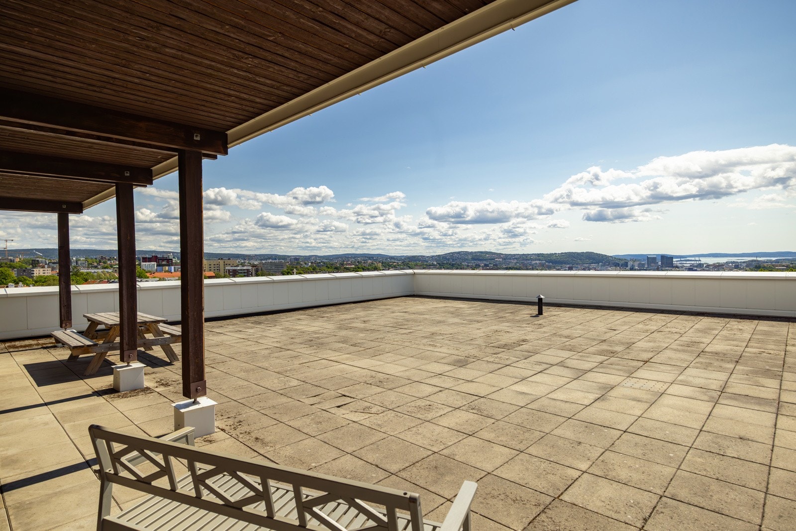 Som beboer har du også tilgang til en stor felles takterrasse med optimale solforhold og fantastisk utsikt! Galleribilde