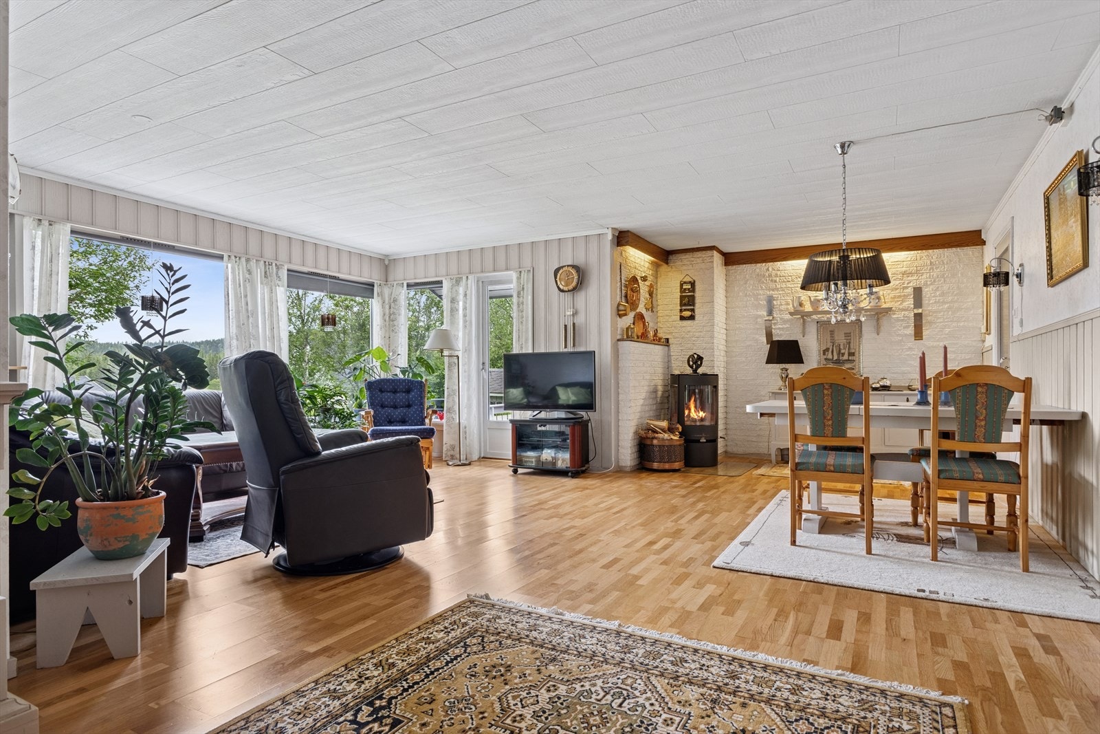 Stue med vedovn og utgang til terrasse Galleribilde