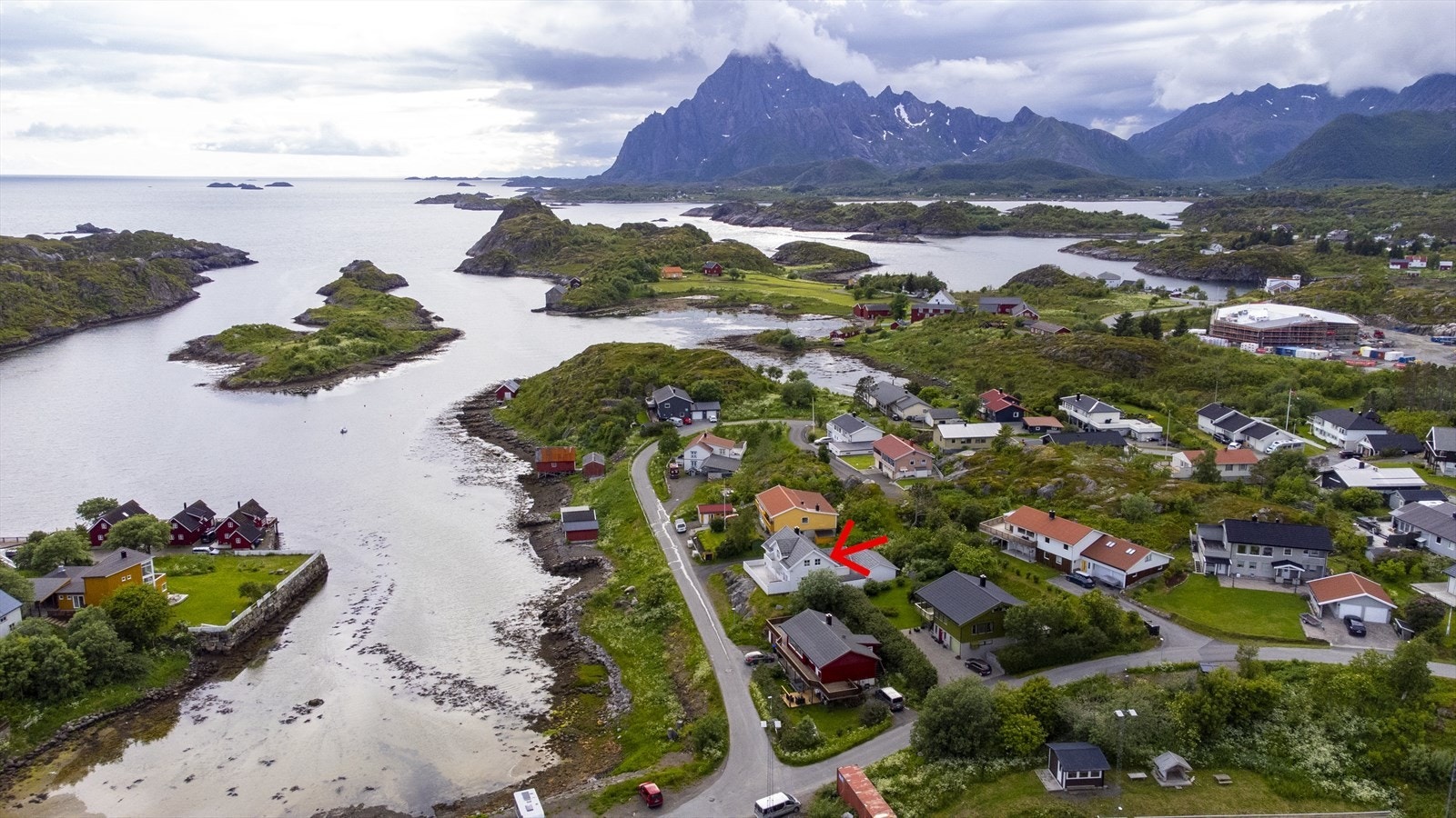 Enebolig med meget god beliggenhet, garasje og egen nausttomt. Galleribilde