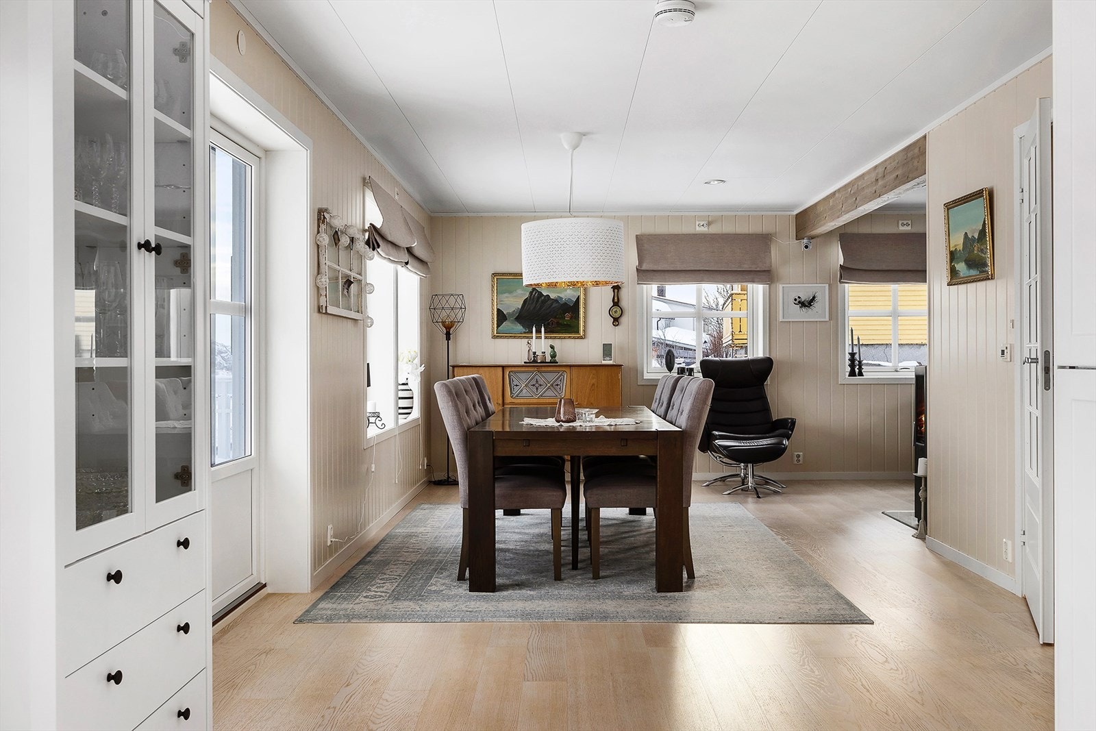 Spisestue med utsikt og godt med lysinnslipp Galleribilde