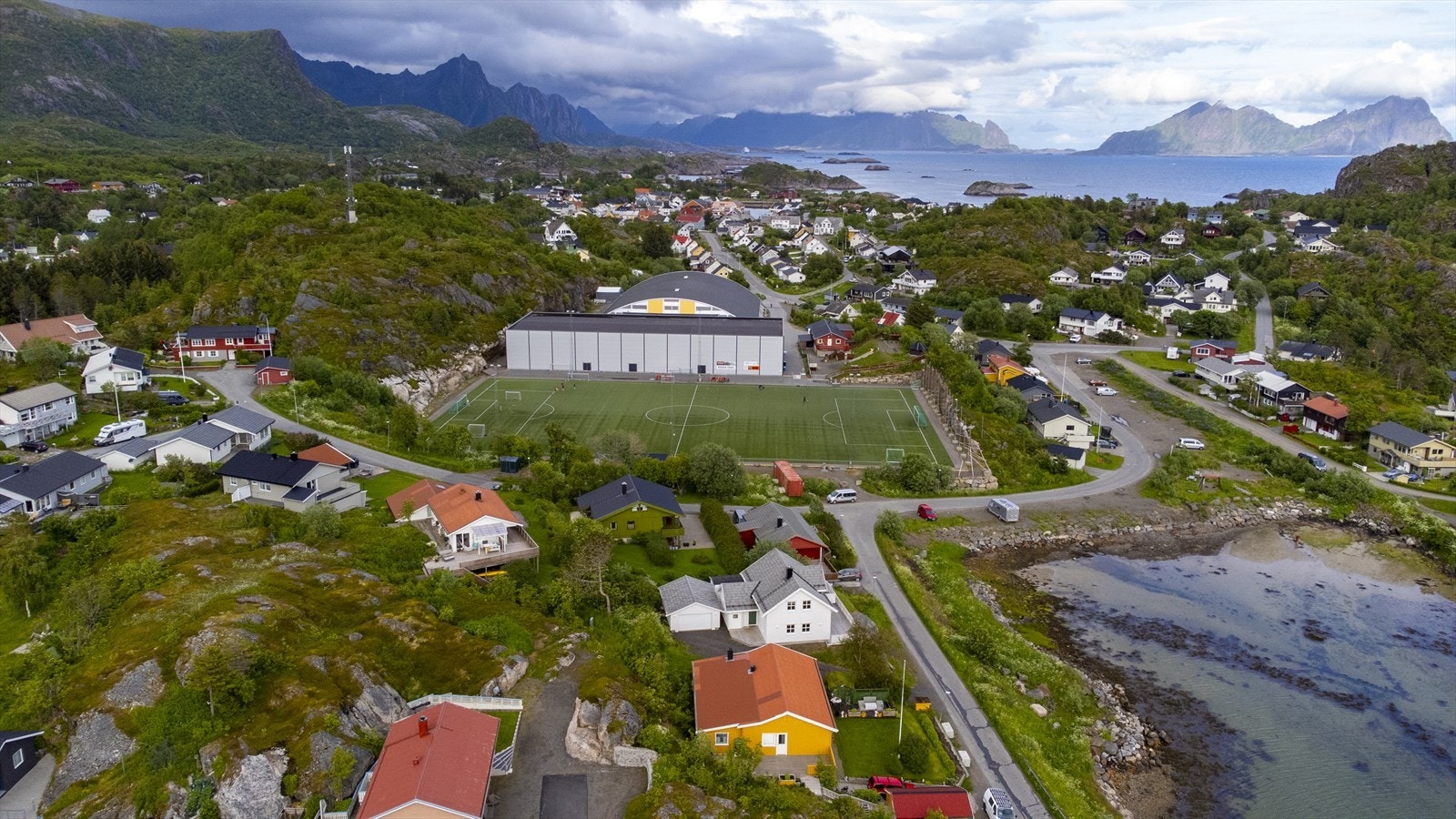 Fotballbane og idrettshall ligger like ved boligen Galleribilde