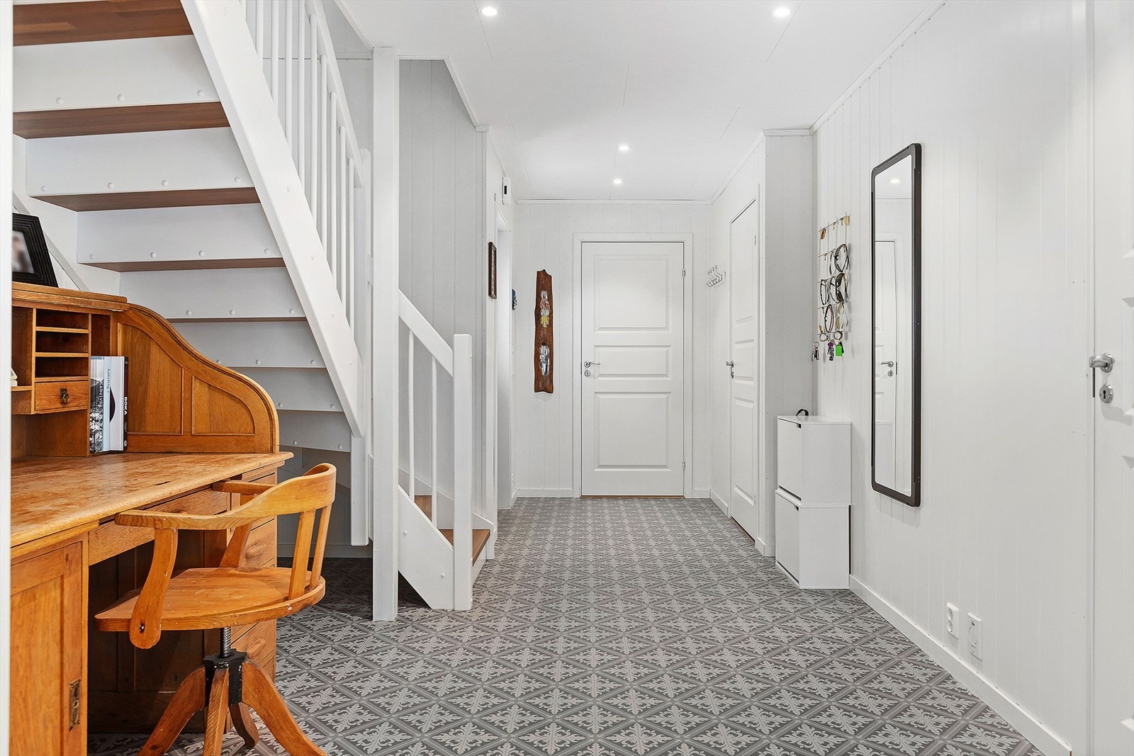 Entré med inngang til vaskerom rett frem, og inn til badet til høyre Galleribilde