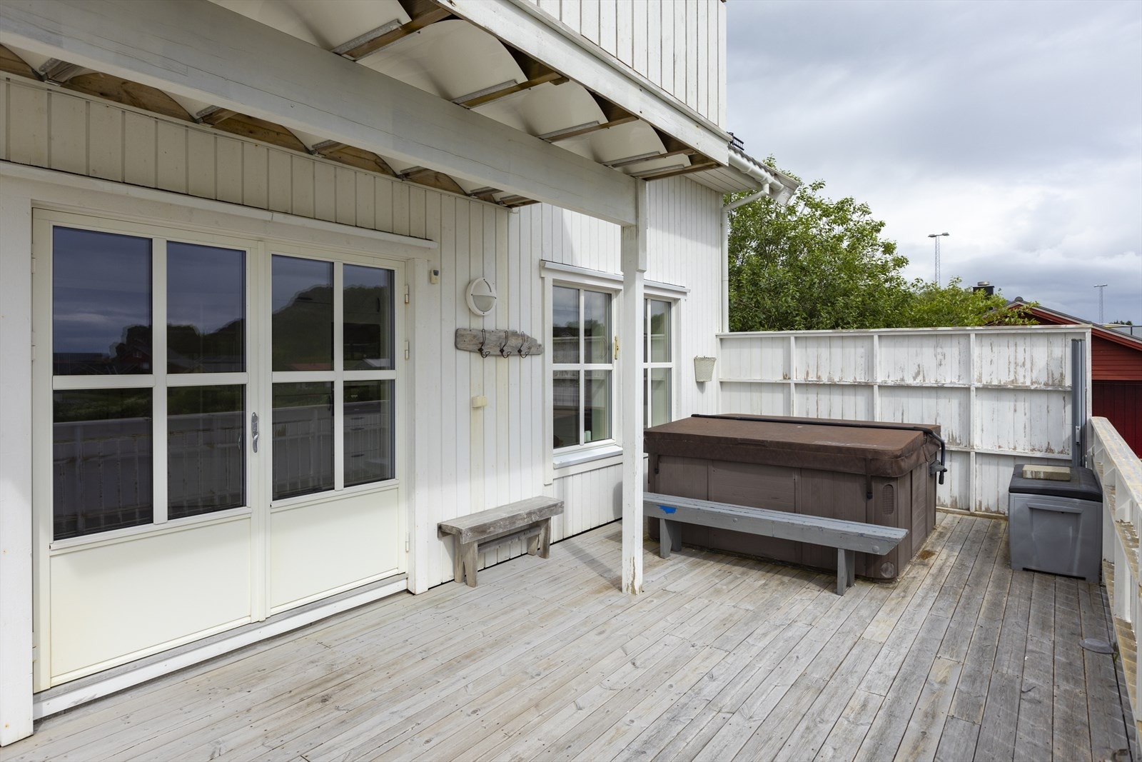 Jacuzzi som står på terrassen følger med i salget Galleribilde