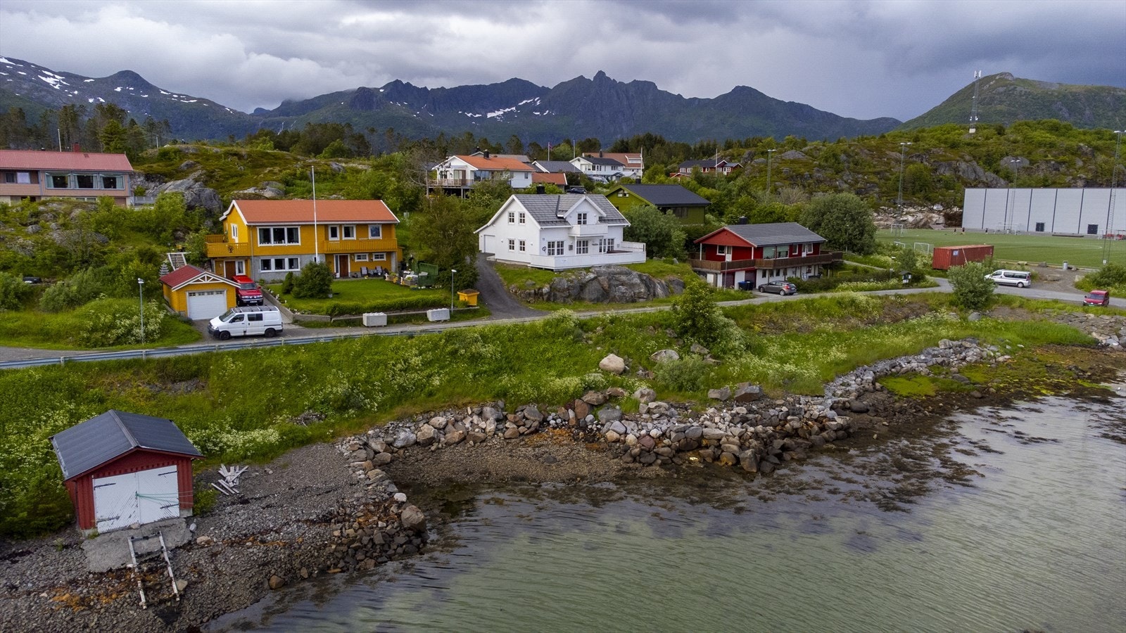 Boligen ligger ved Kariosen. Nausttomt følger med på nedsiden av veien. Galleribilde