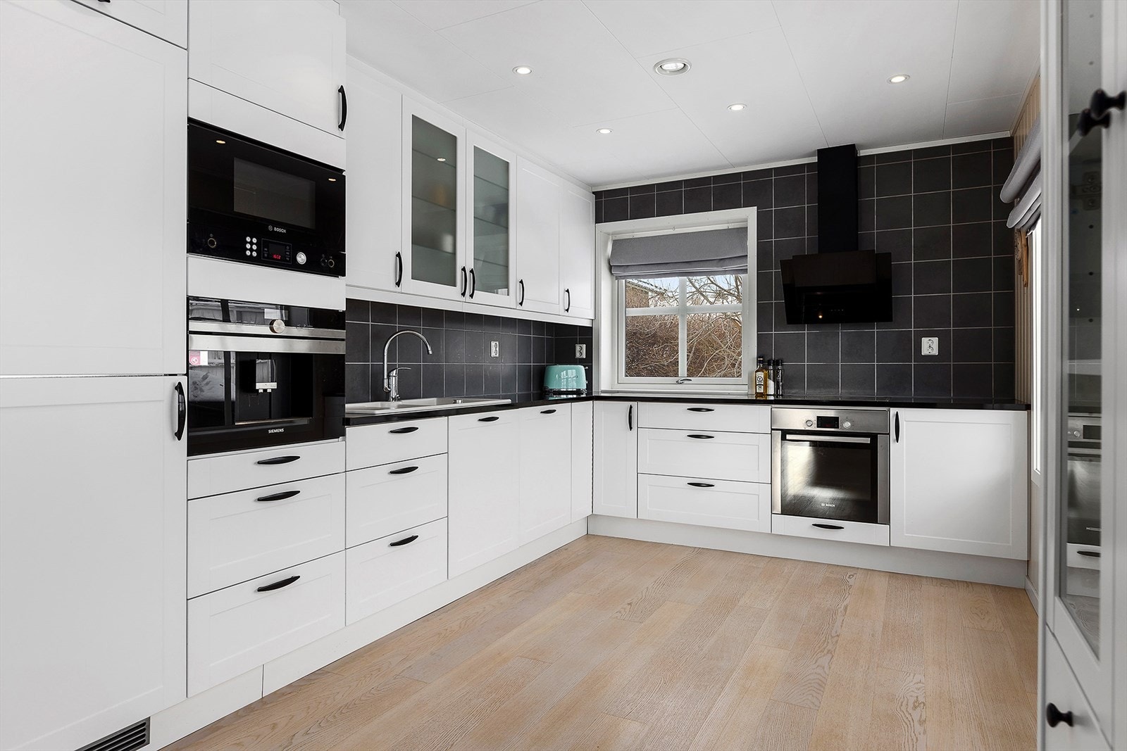 Moderne kjøkken. Godt med skap- og benkeplass Galleribilde