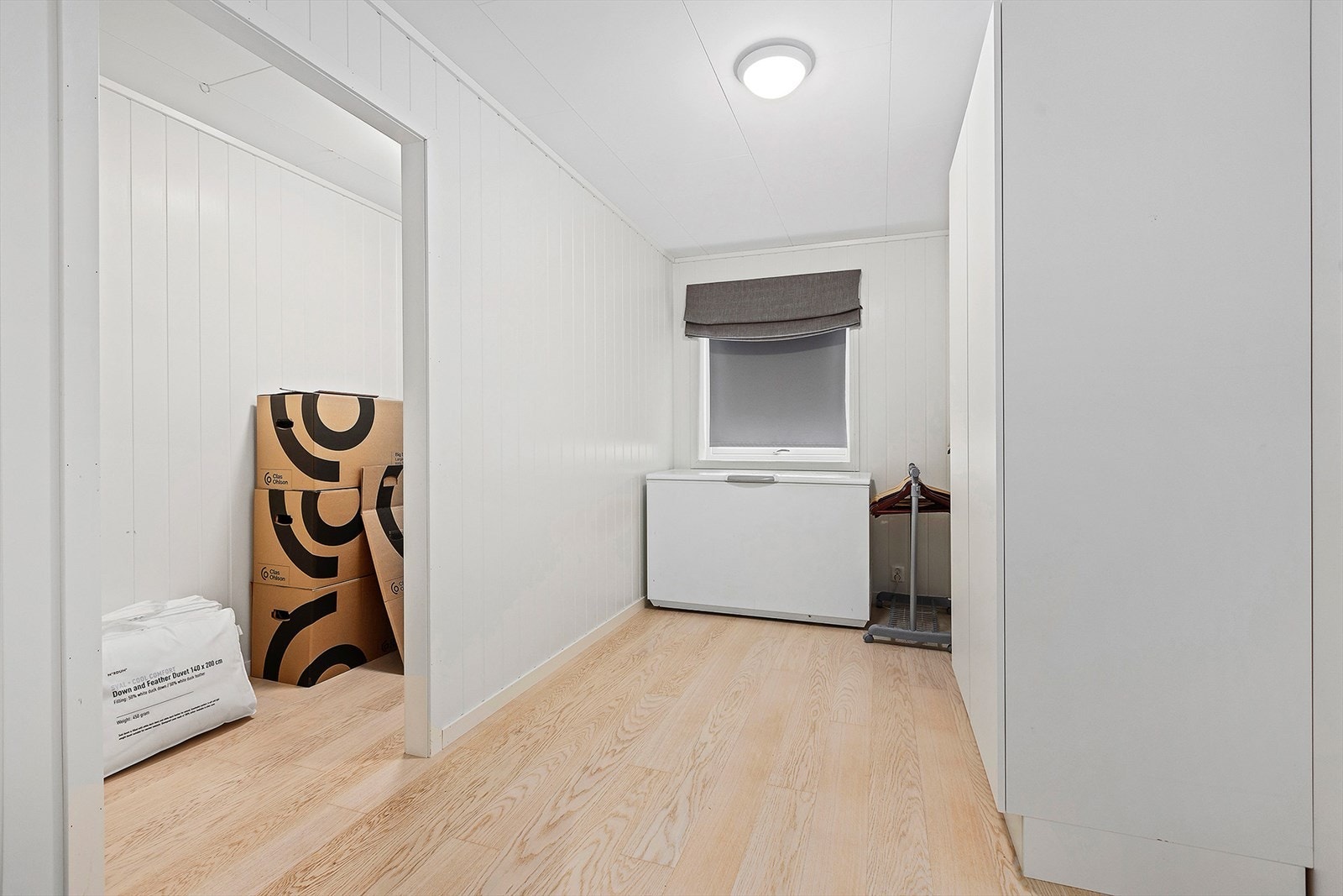 Soverom 1/4 ligger i 1. etasje. Til venstre er det eget garderoberom Galleribilde