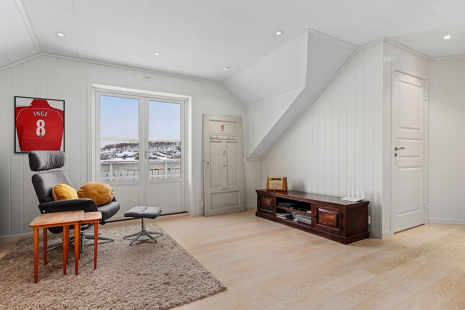 Loftstue med plass til ekstra tv-krok. Utgang til luftebalkong. Samme gulv som på soverom, stue og kjøkken. Galleribilde