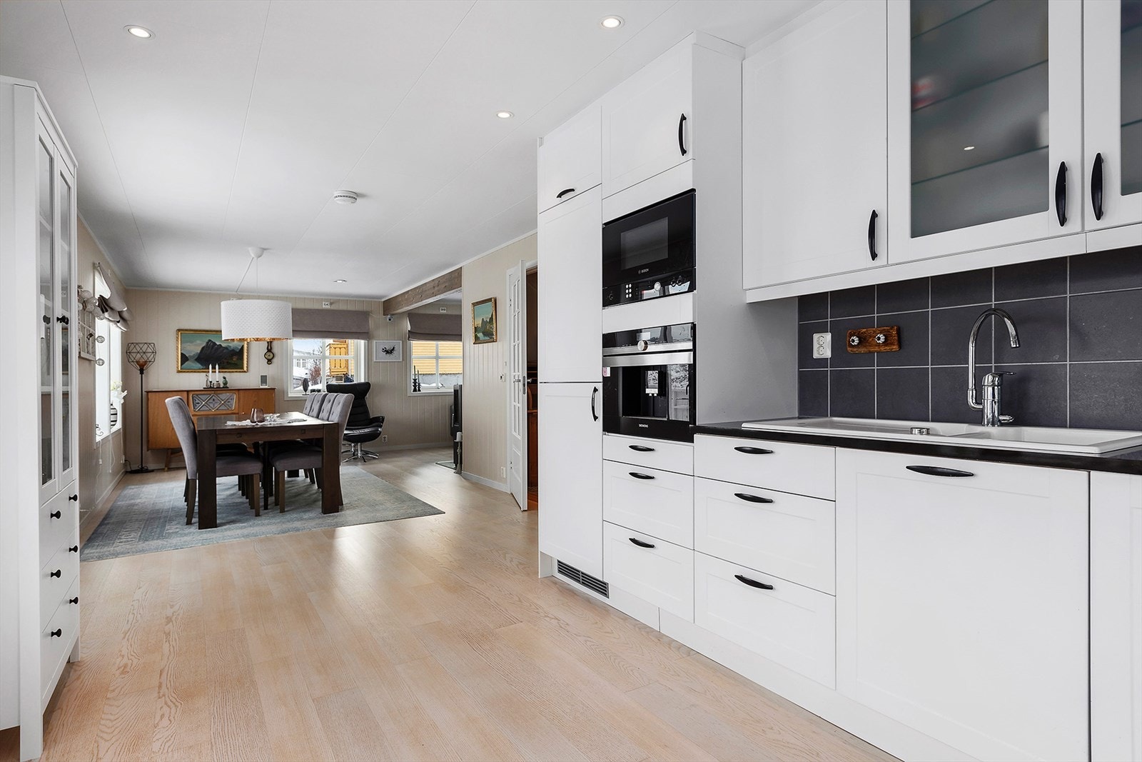 Det er lagt samme gulv på stue, kjøkken og loft. Downlight i tak. Galleribilde