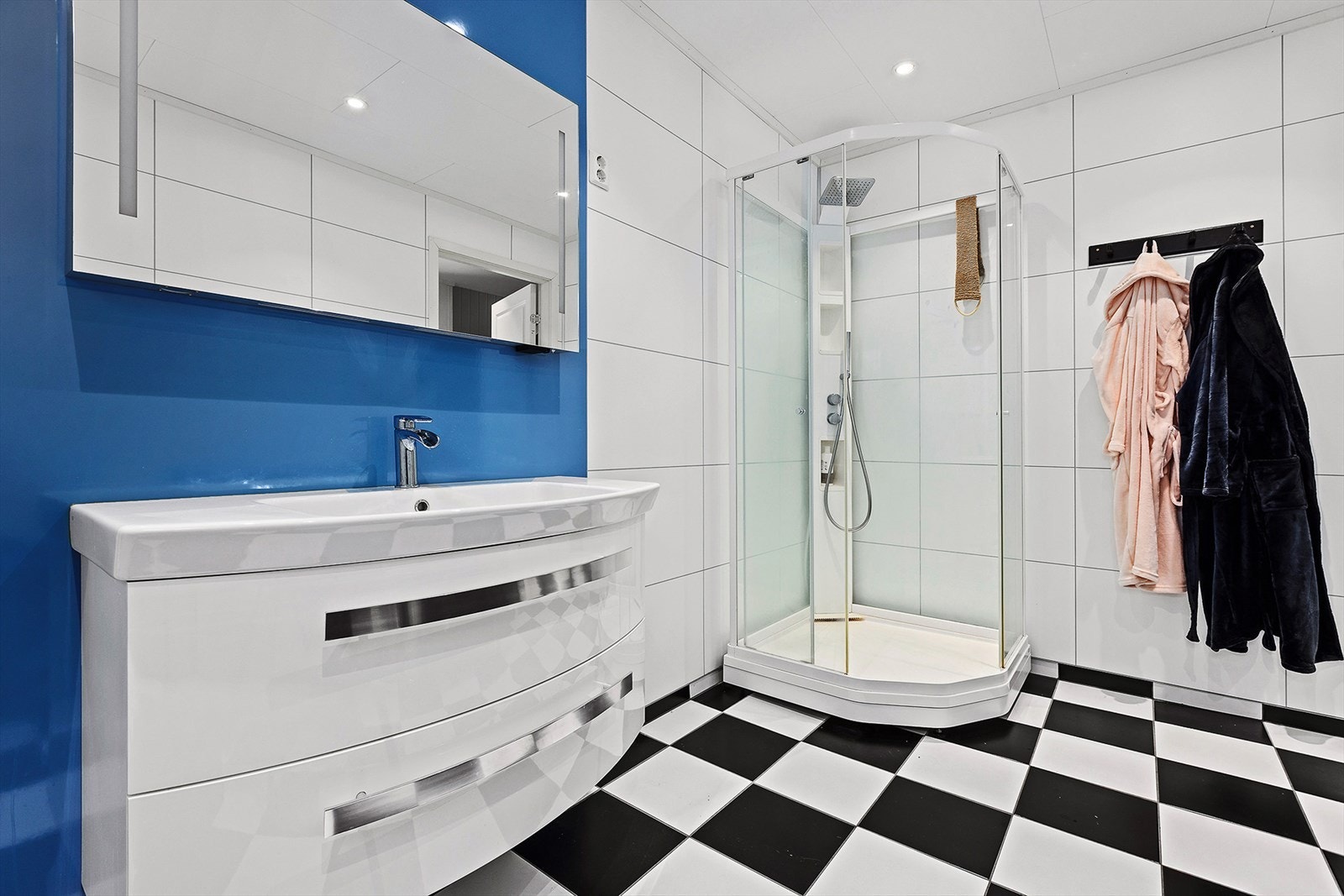 Dusjkabinett og innredning med servant Galleribilde