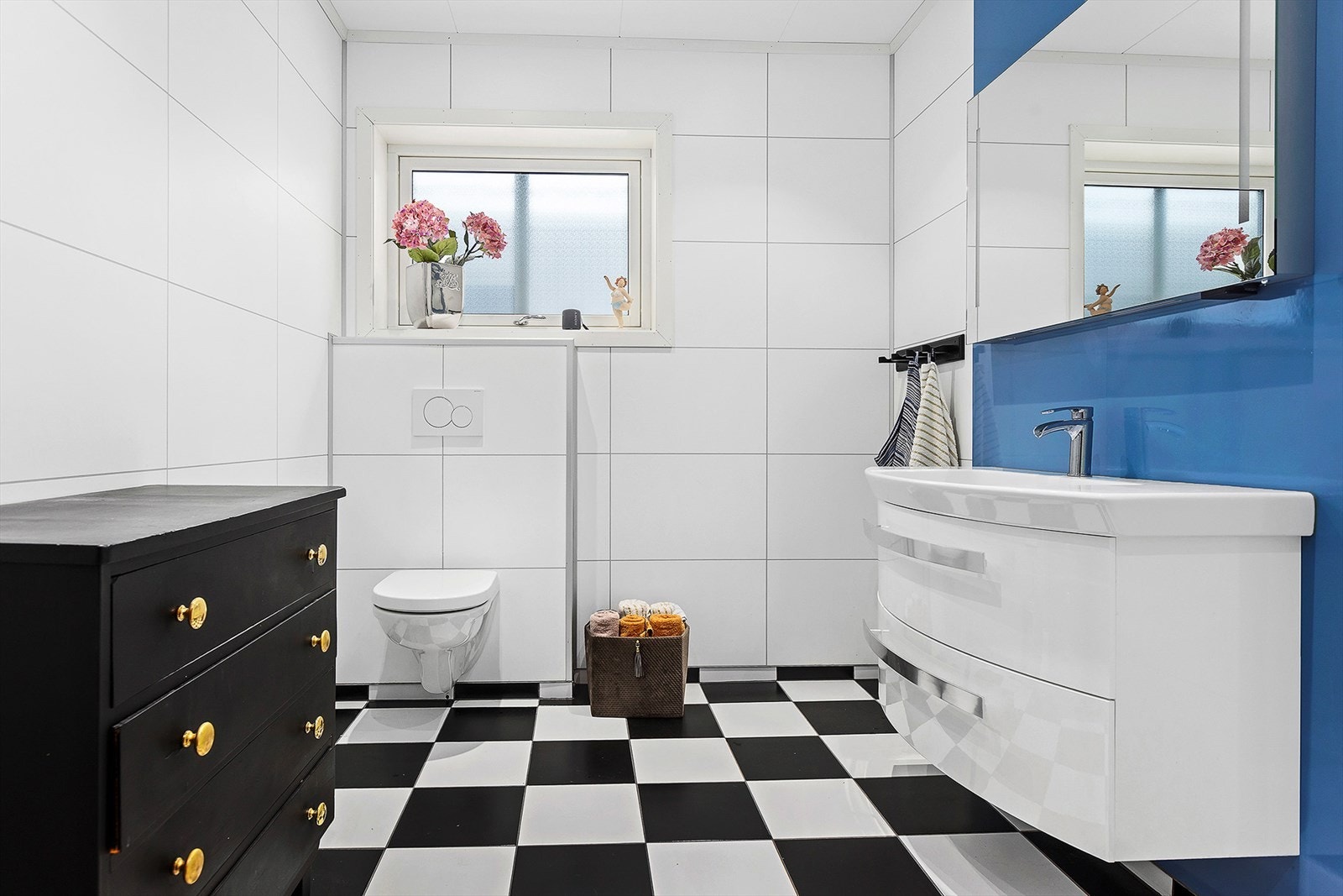 Bad i 1. etasje med vegghengt toalett. Flis og varme i gulv. Galleribilde