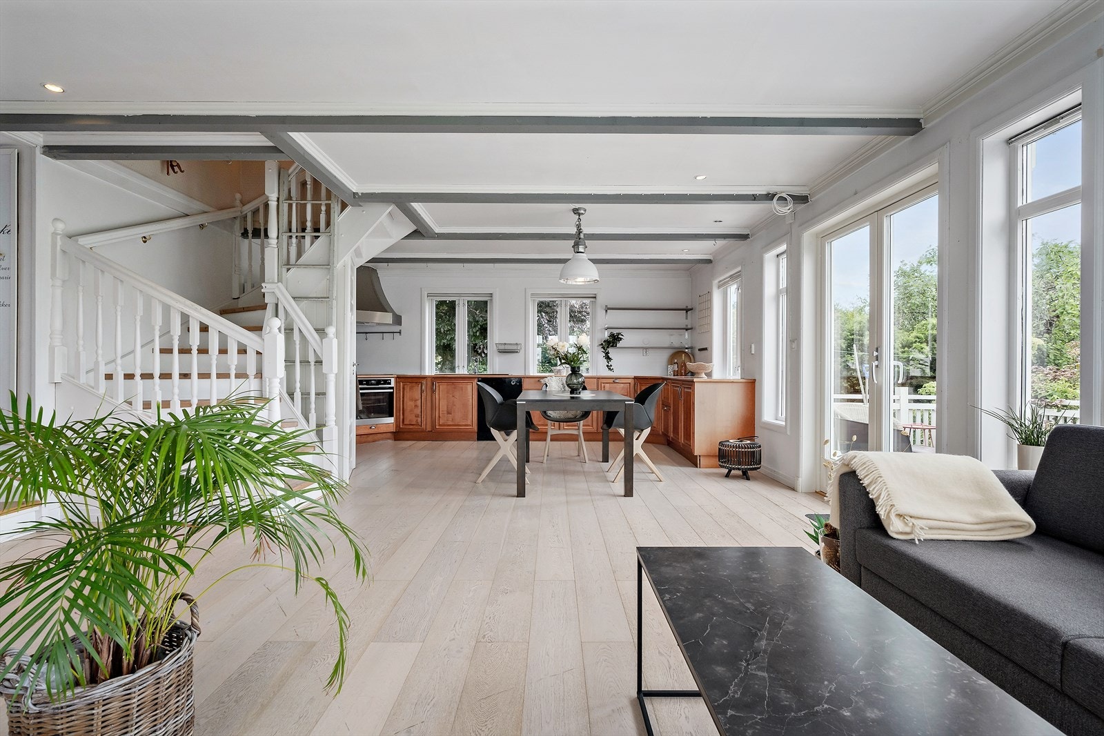 Romslig stue/kjøkken Galleribilde