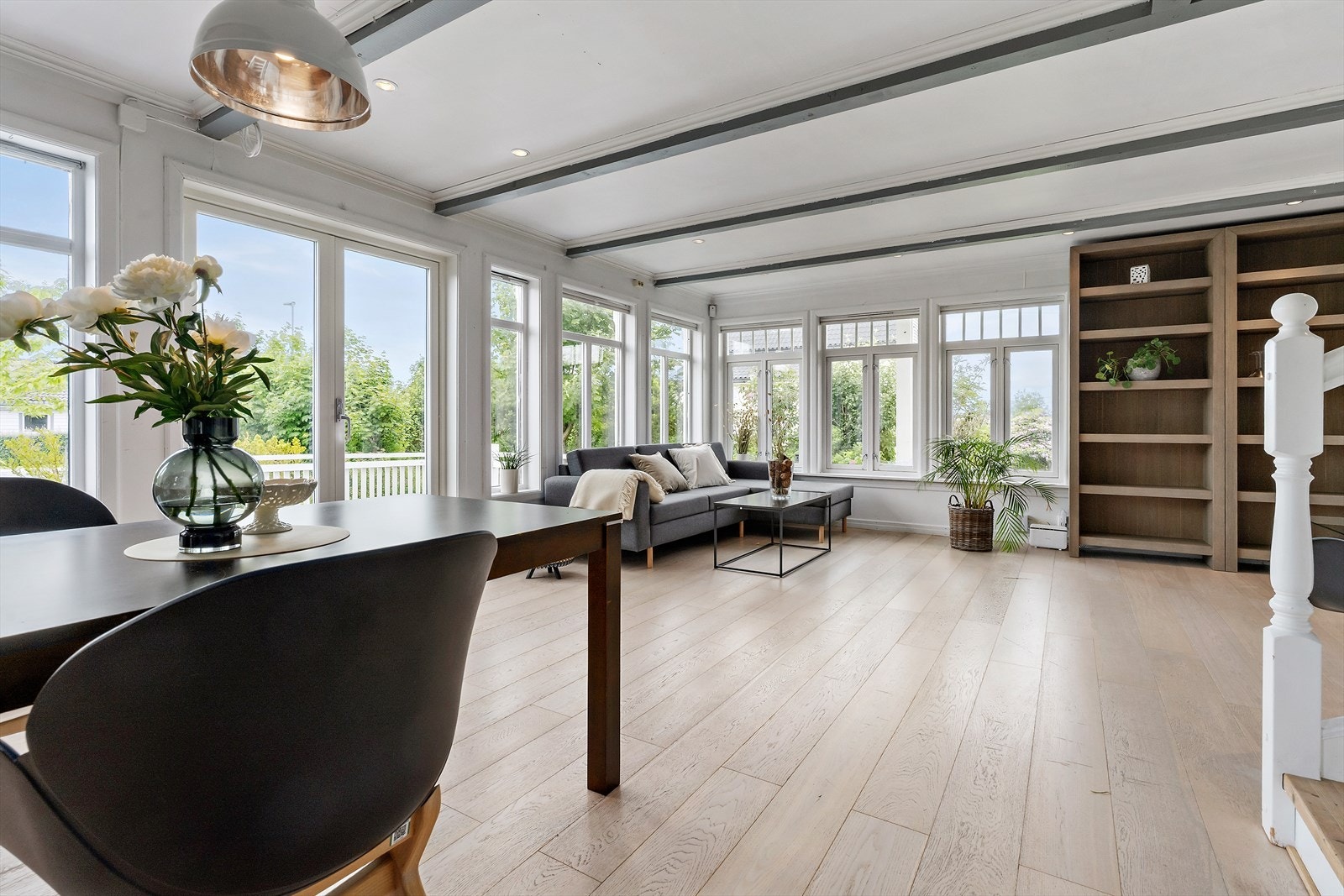 Det er god plass til sittegruppe og til stort spisebord. Galleribilde