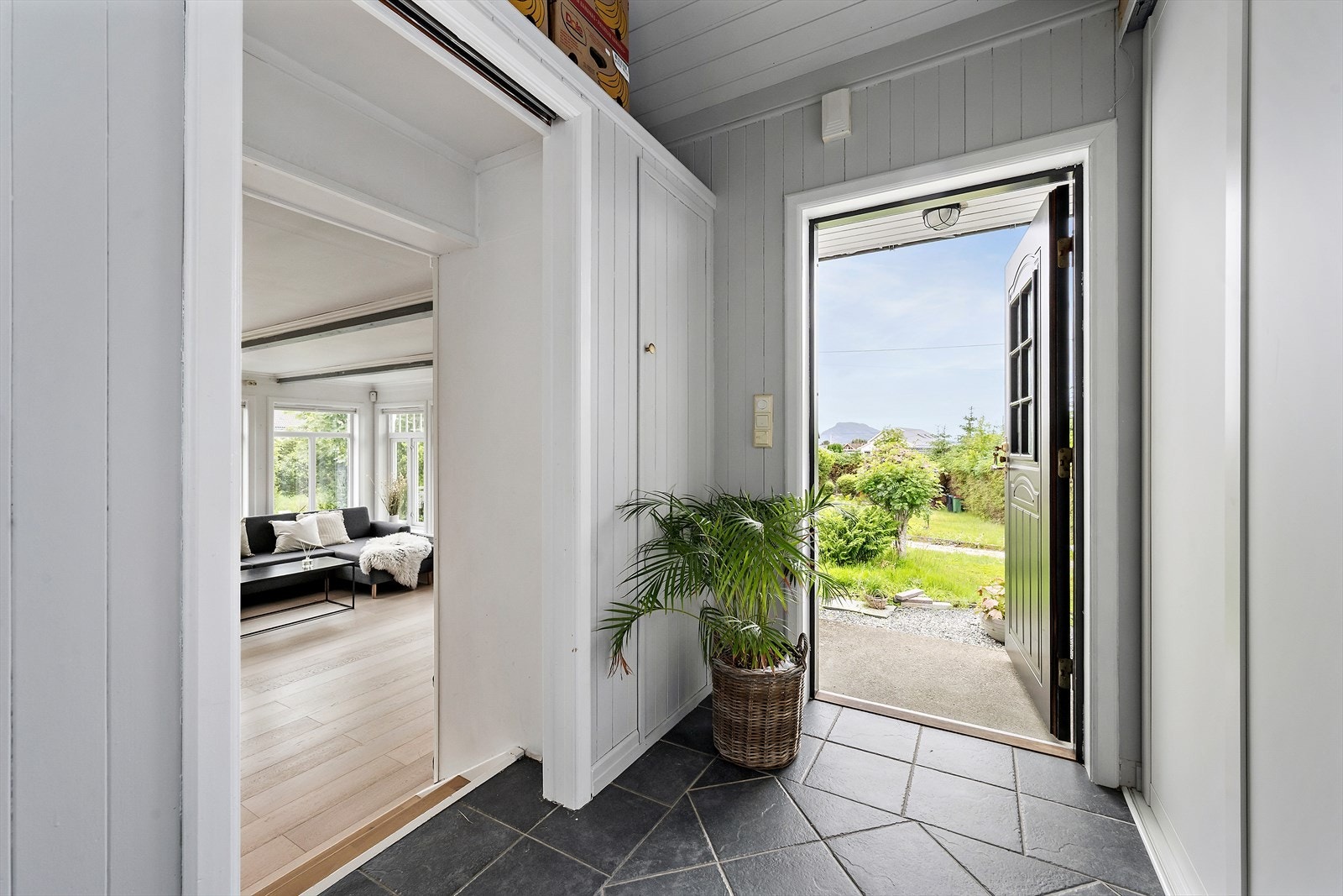 Entre med bl.a. stor skyvedørsgarderobe. Galleribilde