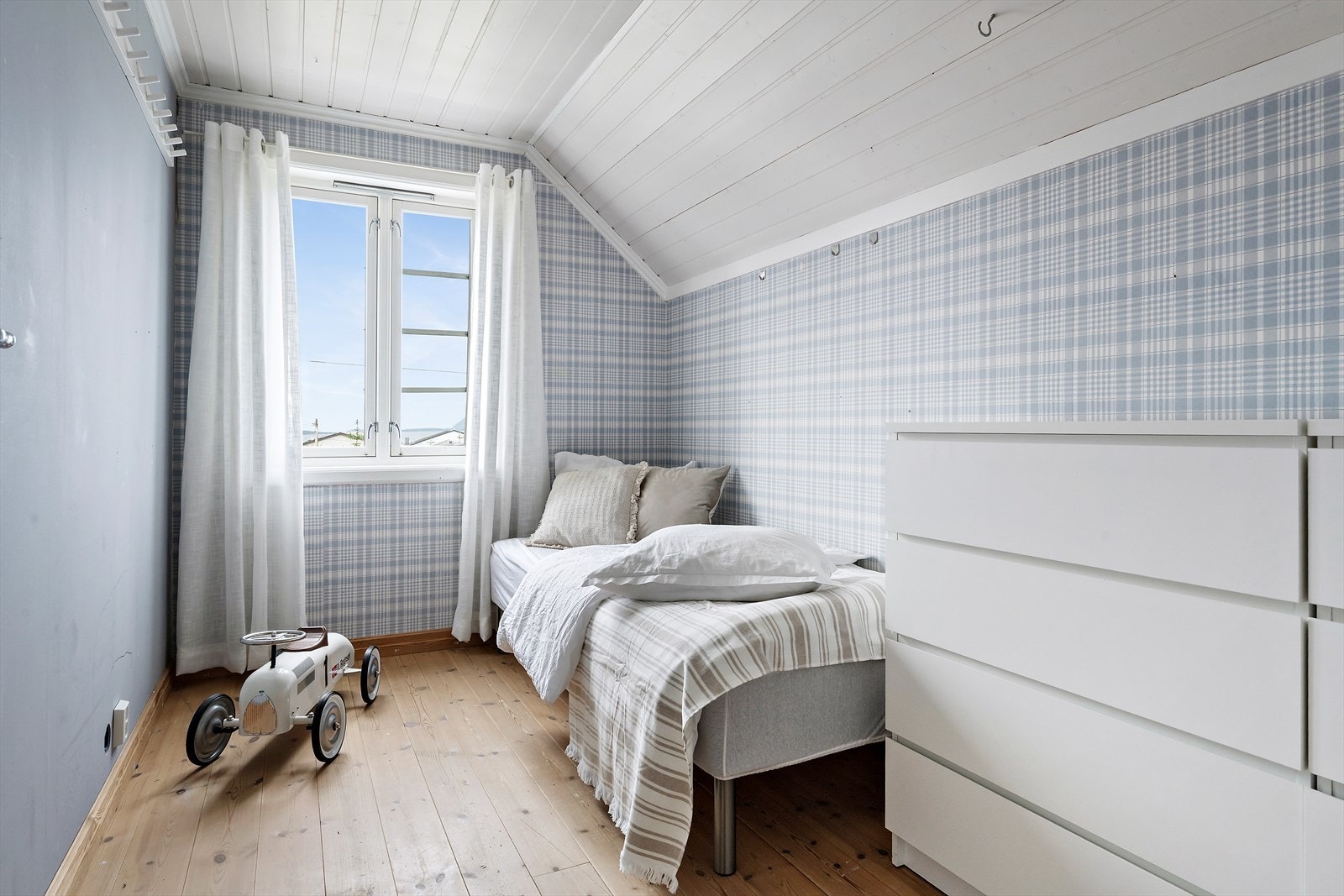 Soverom 2, med tilkomst til loft. Galleribilde