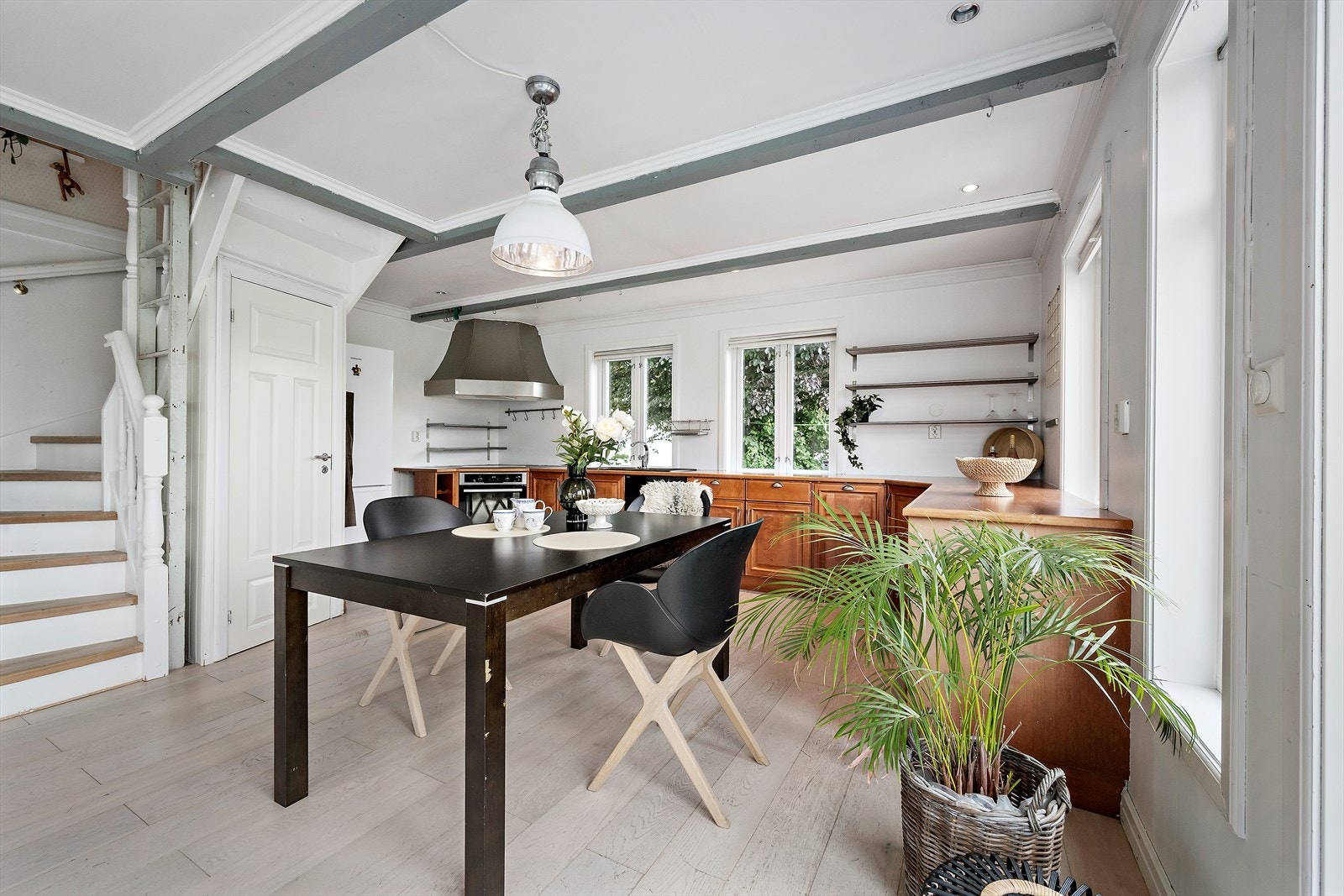 Fra stue/kjøkken er det trapp til 2. etg. Galleribilde