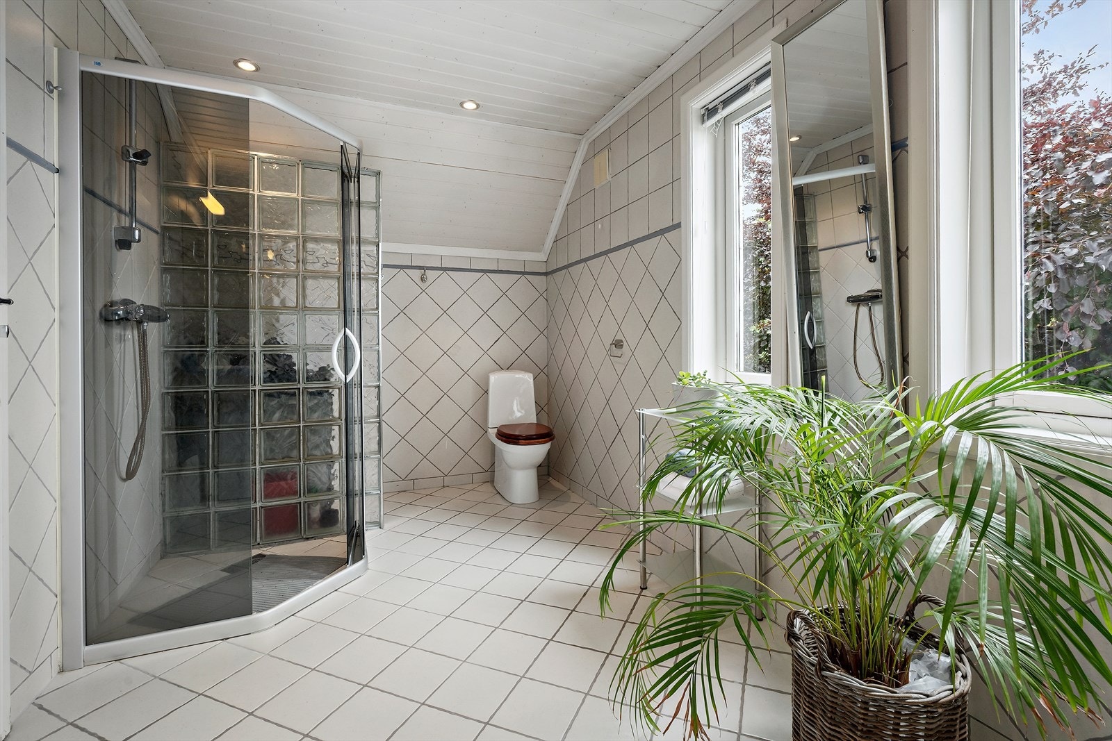 Romslig bad/wc/vaskerom Galleribilde