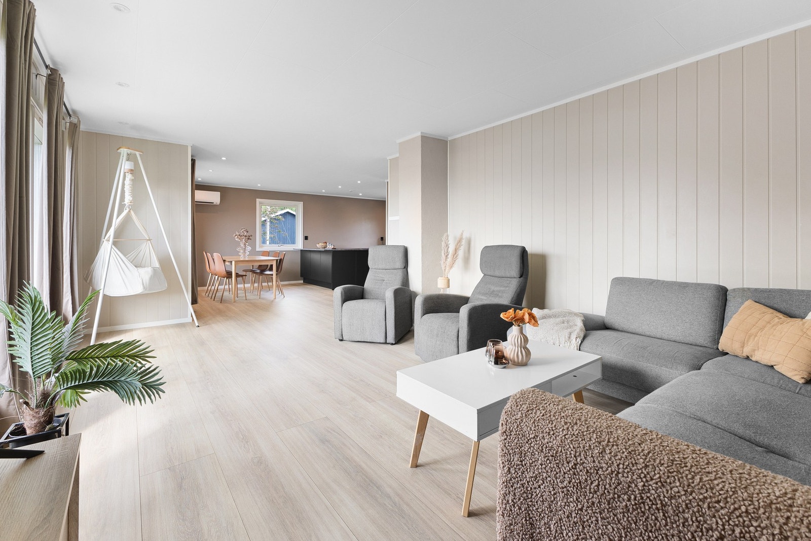 Velkommen inn i stua - her har overflater blitt oppgradert de siste 2-3 årene og er meget innbydende i delikate fargetoner Galleribilde