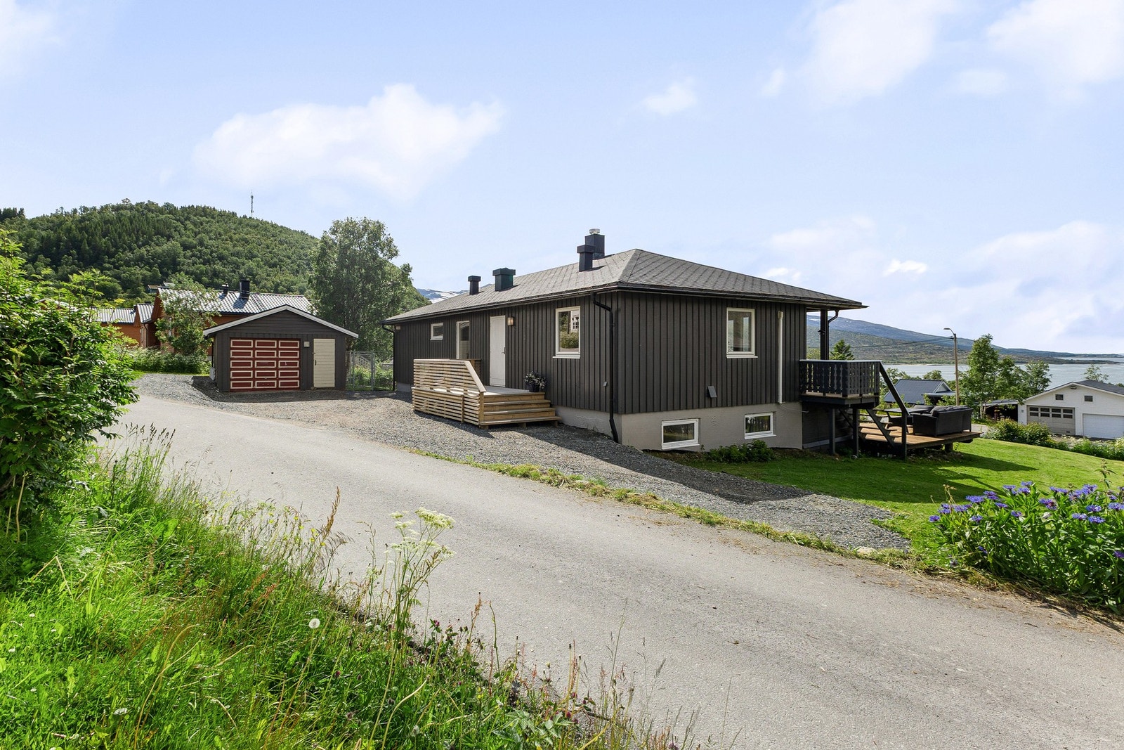 EIE Harstad v/megler Vetle Larsen har gleden av å presentere Nystadveien 4, en innbydende og påkostet enebolig i Kongsvika Galleribilde
