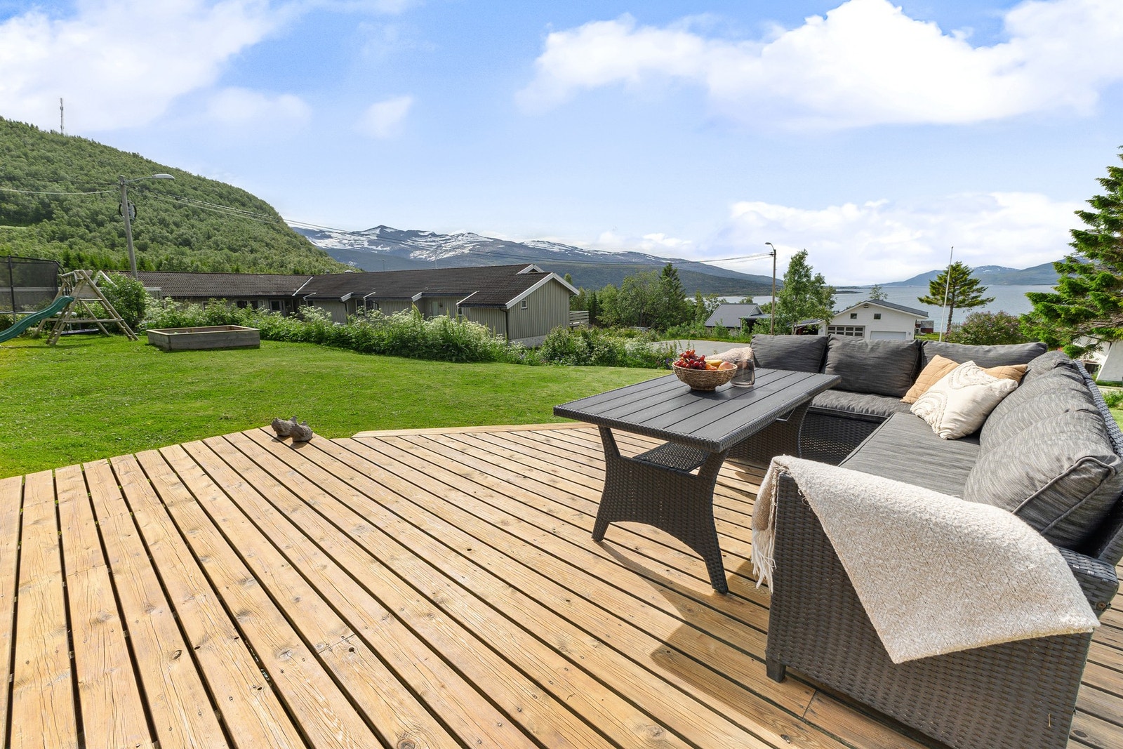Terrasseområde vendt mot sørvest gir strålende solforhold Galleribilde