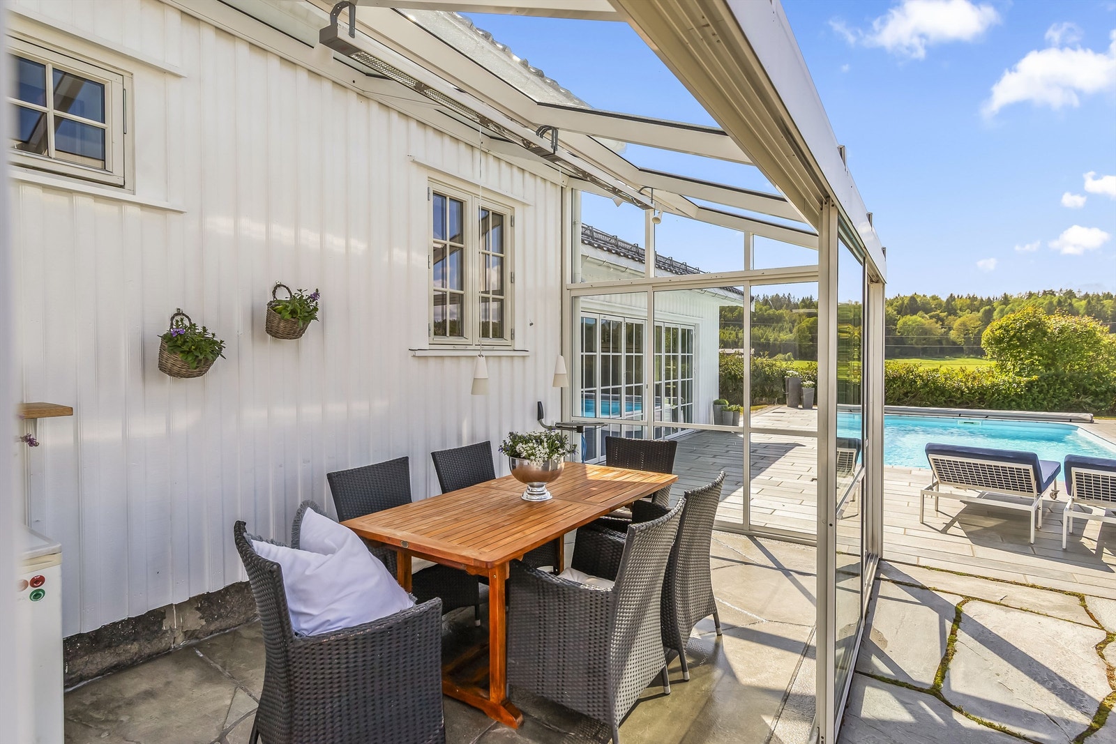 I taket i hagestuen er det montert varmelamper - så her sitter man godt og lunt store deler av året. Galleribilde