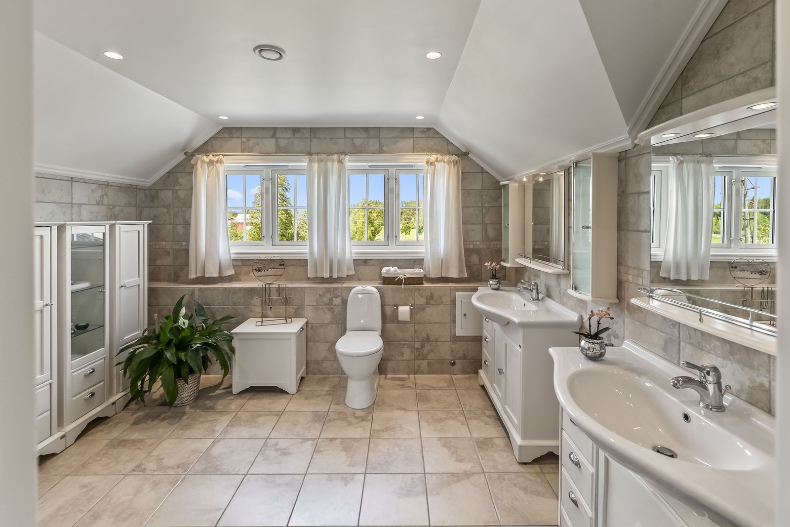 Hovedbadet ligger i 2.etasje og er innholdsrikt og romslig. Galleribilde