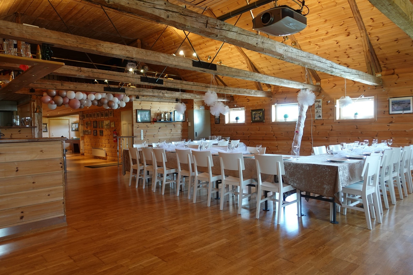 Videre opp i 2.etasje i låven finner man et stort selskapslokale. Her er det dekket til en begivenhet, og rommer opp til 70 personer. ( selgers bilde ) Galleribilde