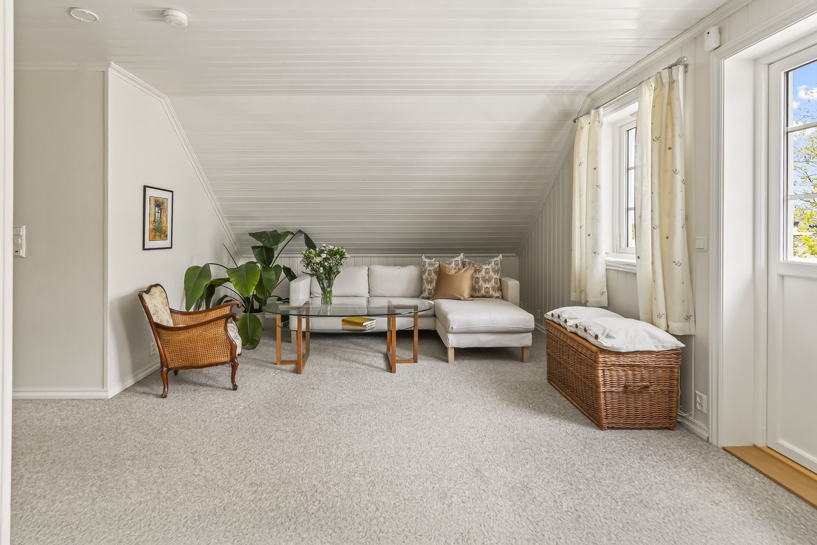 Opp i 2.etasje kommer man først til en koselig og luftig loftstue med utgang til en østvendt balkong på 6 kvm. Galleribilde