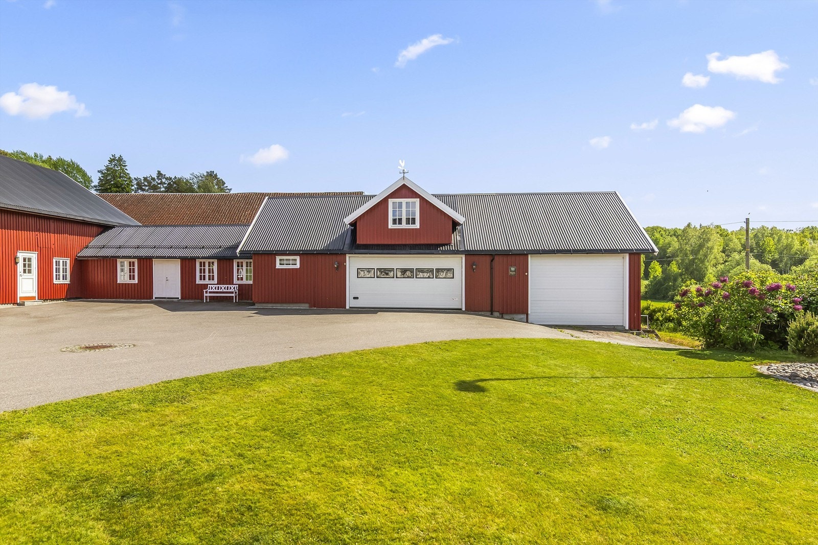 Døren helt til venstre finner man treningsrom, neste dobbeldør er inn til stort kontorlokale. Galleribilde