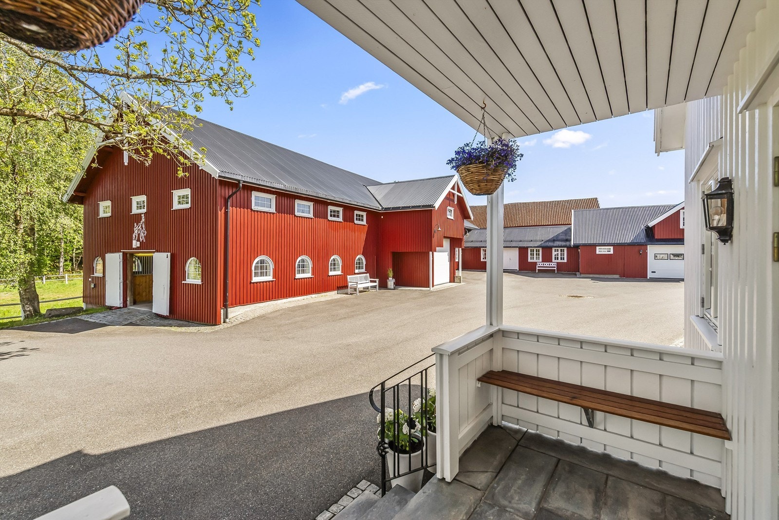 Med asfaltert gårdsplass er det enkelt å brøyte vinterstid, samt holde det ryddig og pent sommerstid. Galleribilde