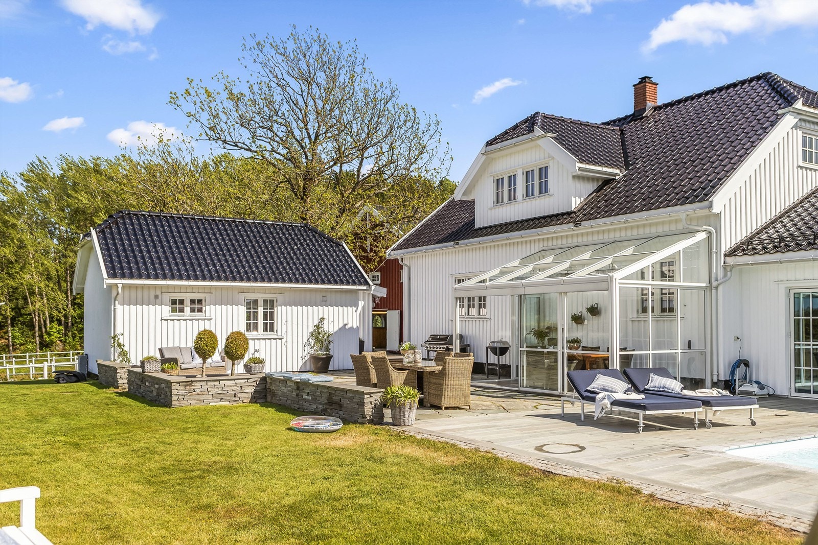 Til venstre i bildet, det lille huset, er kårboligen og inneholder stue/kjøkken, soverom og bad. Galleribilde