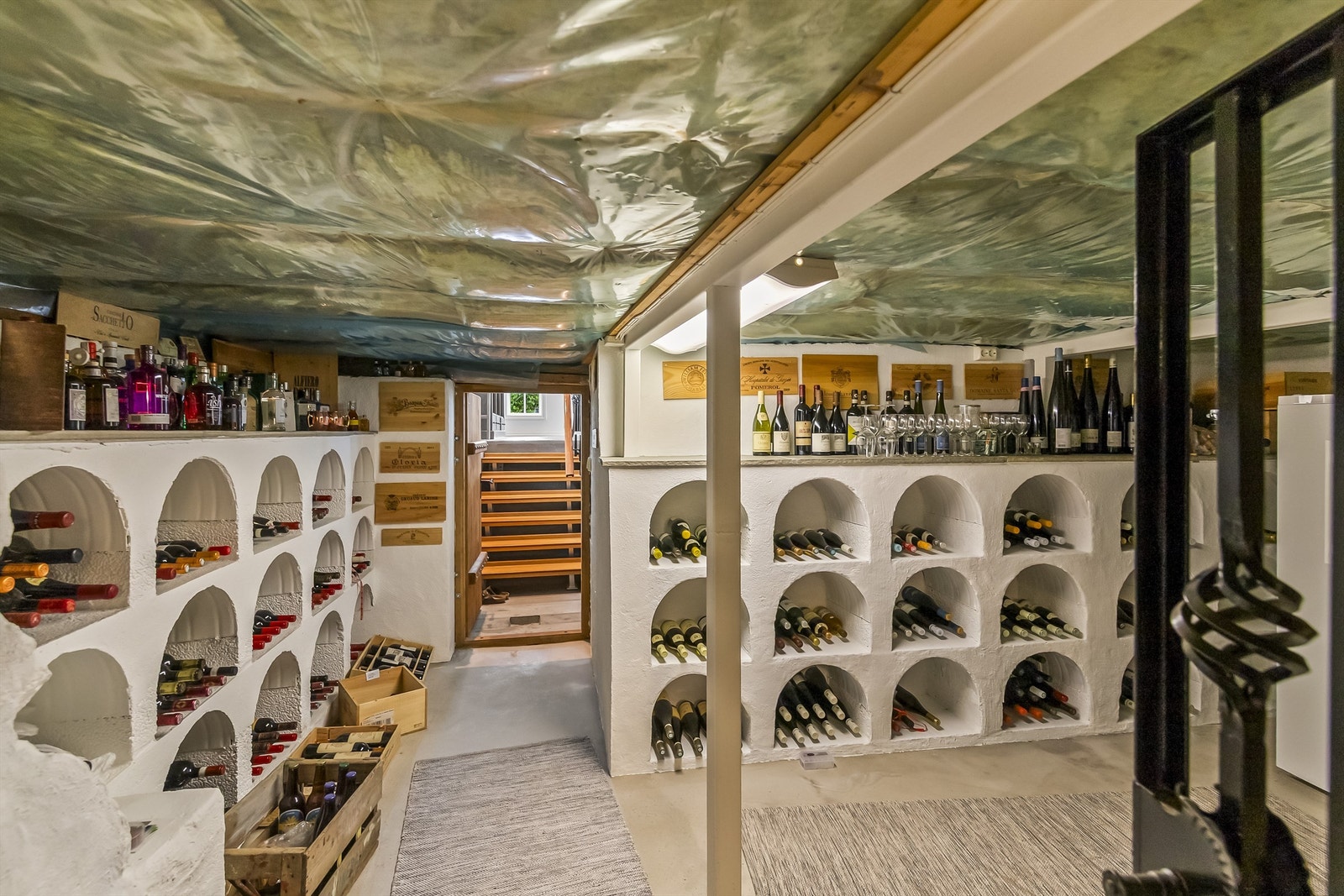 Ned i "krypkjelleren" er det i dag anlagt en vinkjeller. Galleribilde