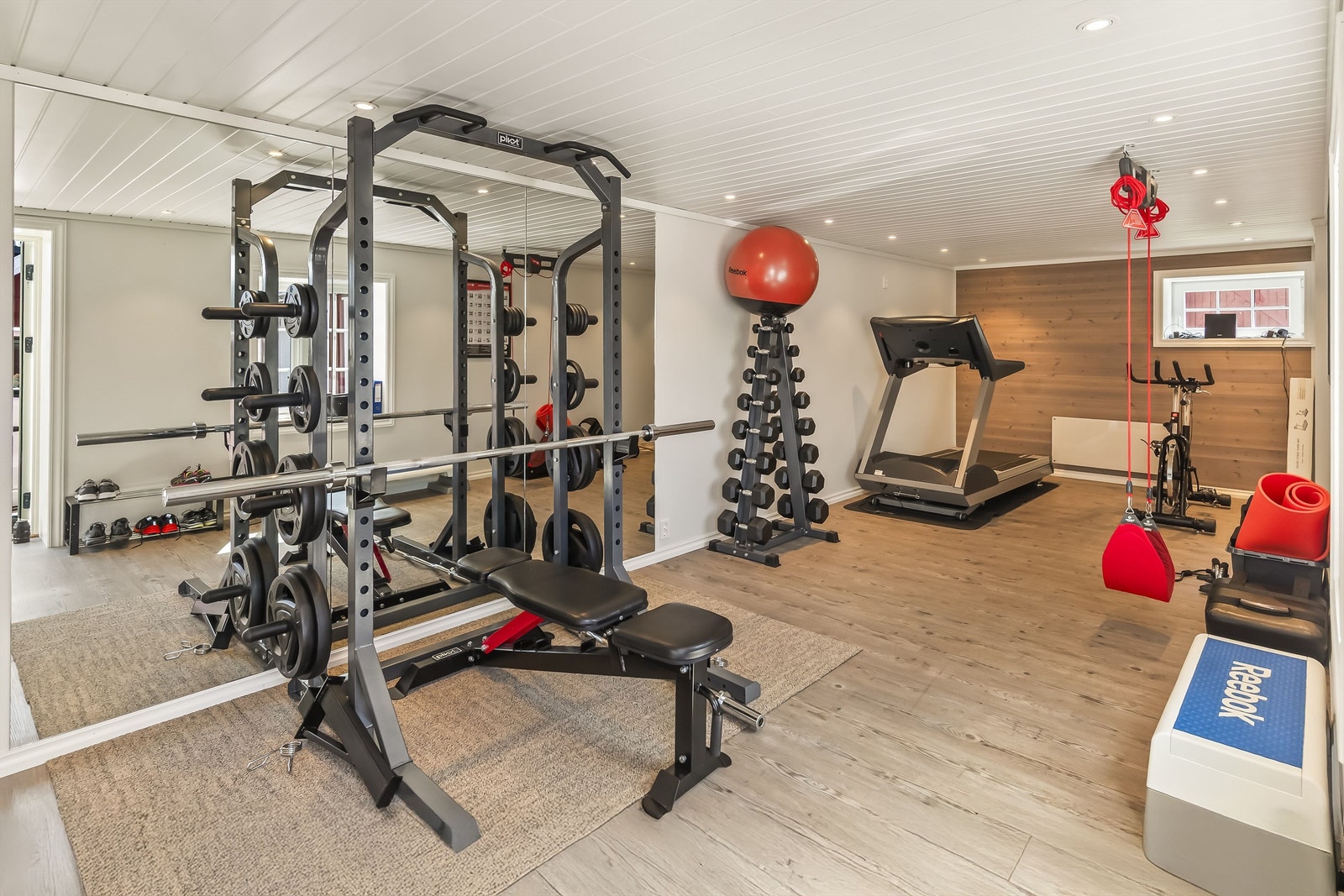 Ved siden av kontoret er det laget til eget treningsrom. Galleribilde