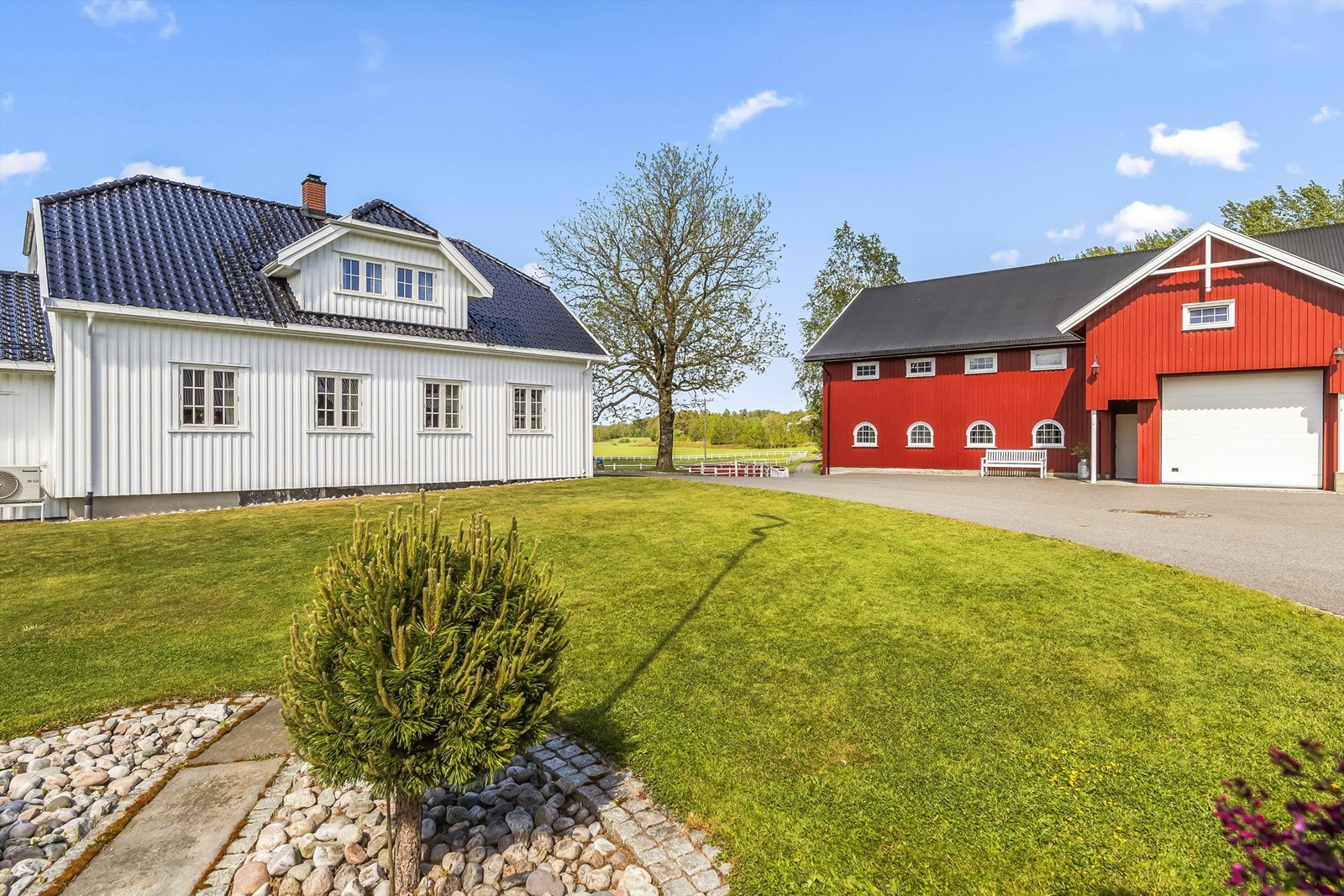 Våningshuset er klassisk pent med glasert takstein. Galleribilde
