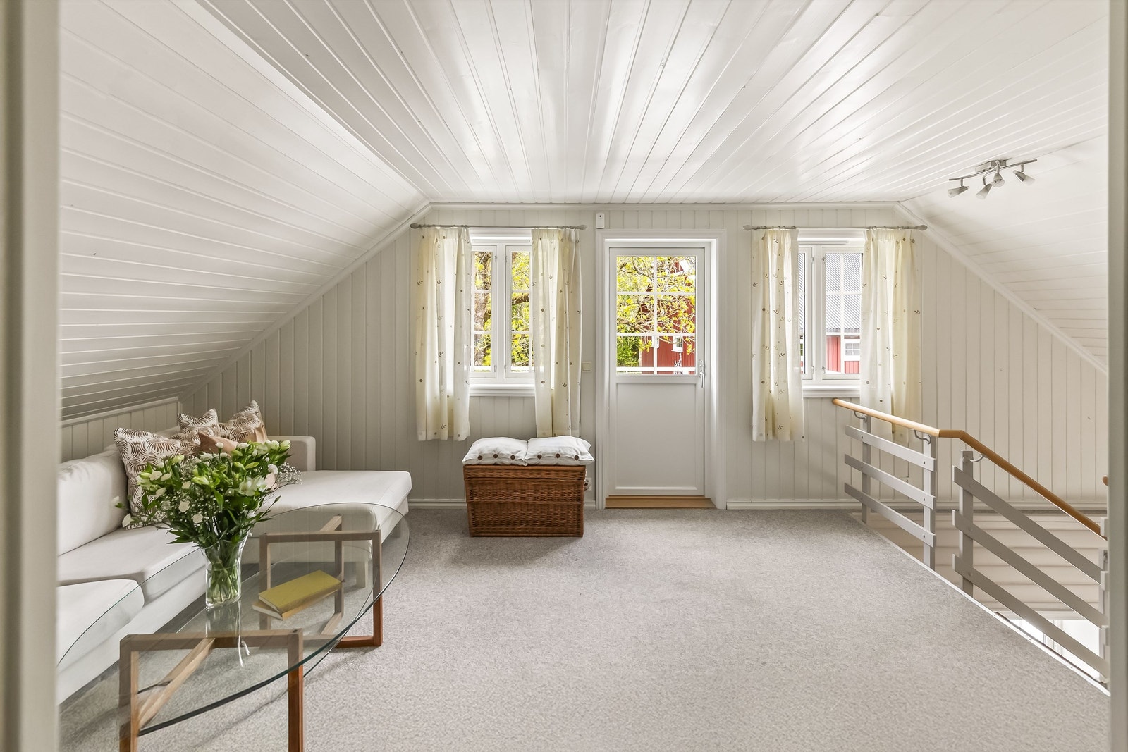 Fra balkongen har man utsyn over hesteinnhengningene og gårdsplassen. Galleribilde